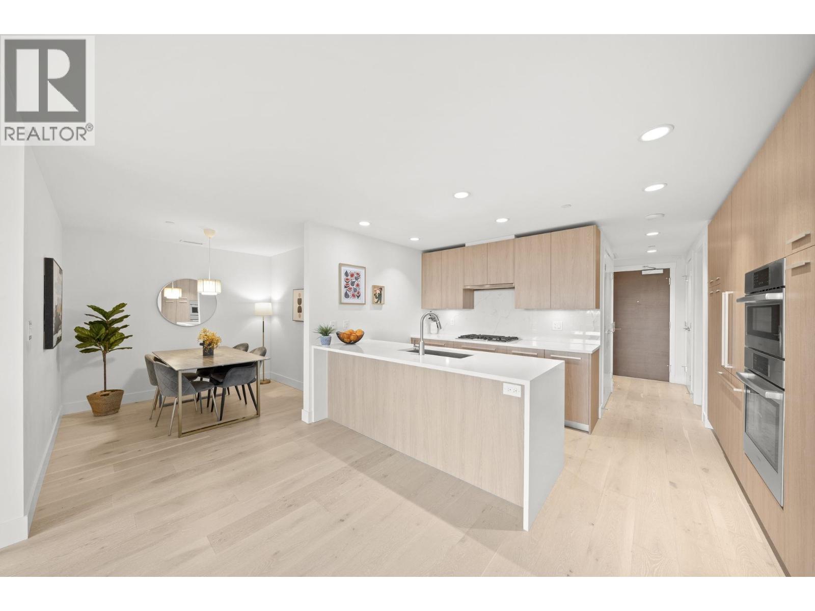 404 1210 E 27TH STREET, North Vancouver