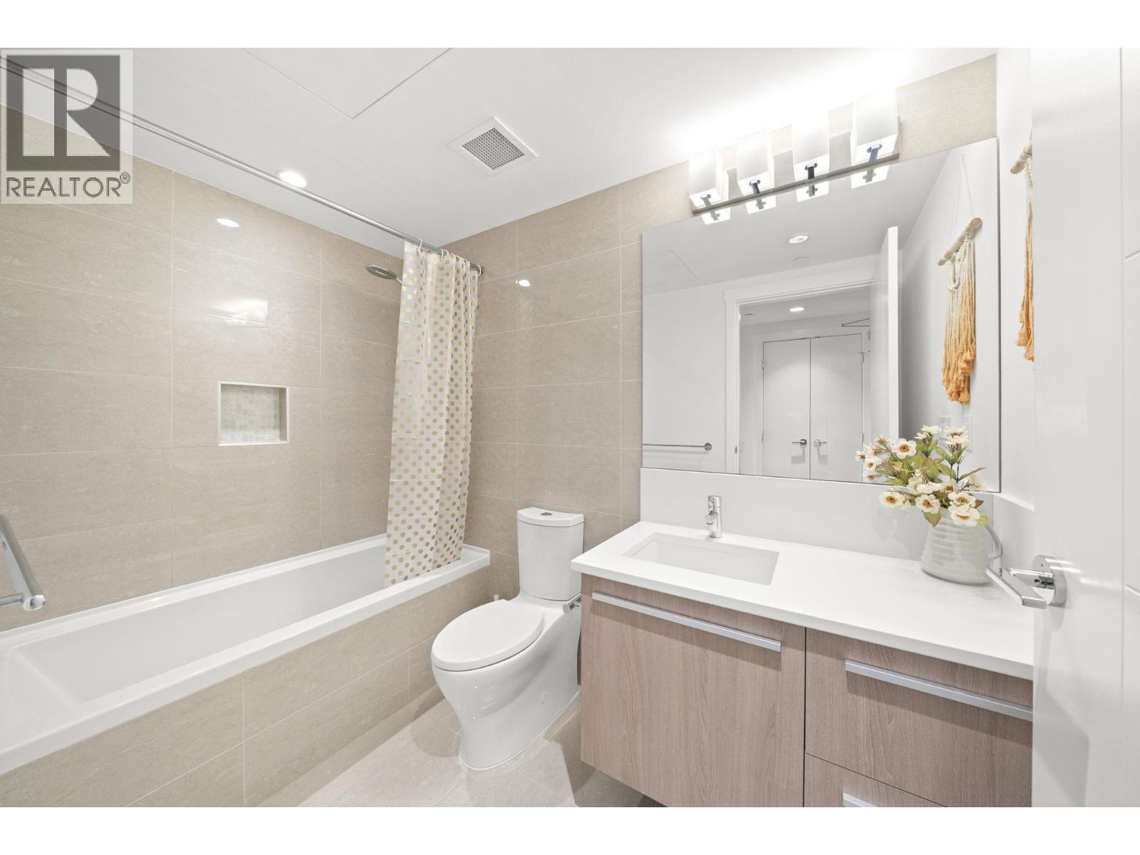 404 1210 E 27TH STREET, North Vancouver