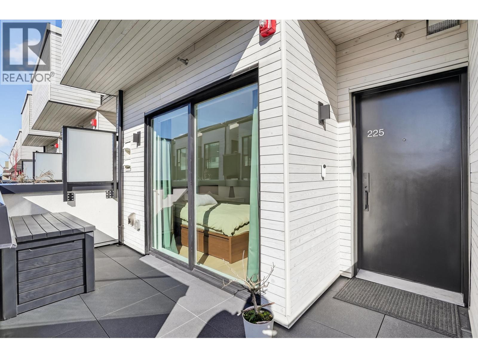 225 650 E 2ND STREET, North Vancouver