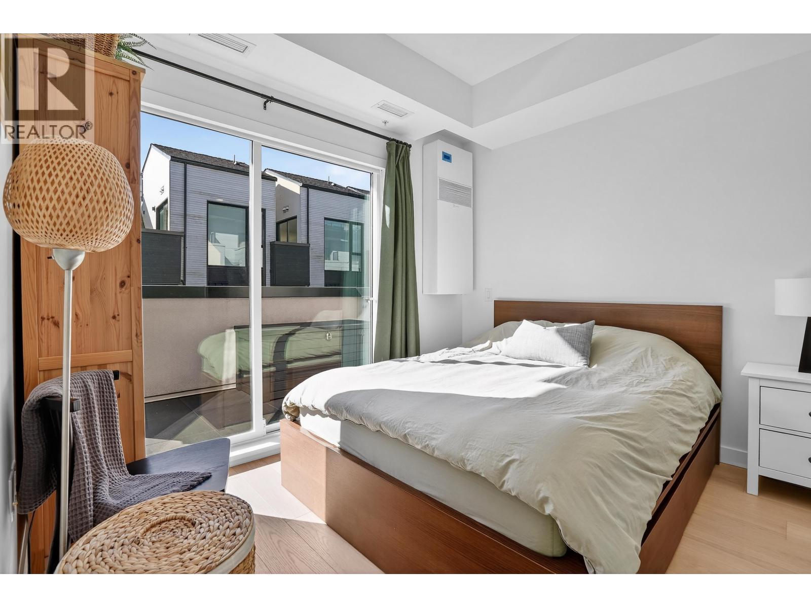 225 650 E 2ND STREET, North Vancouver