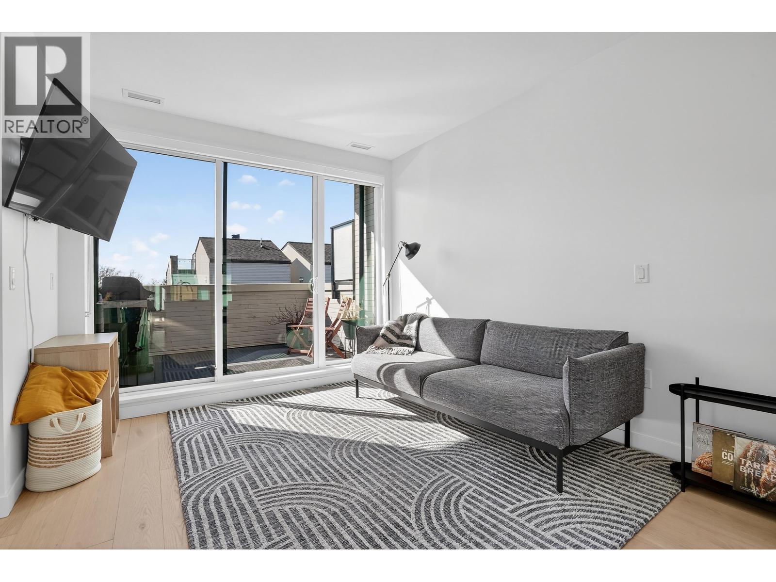 225 650 E 2ND STREET, North Vancouver