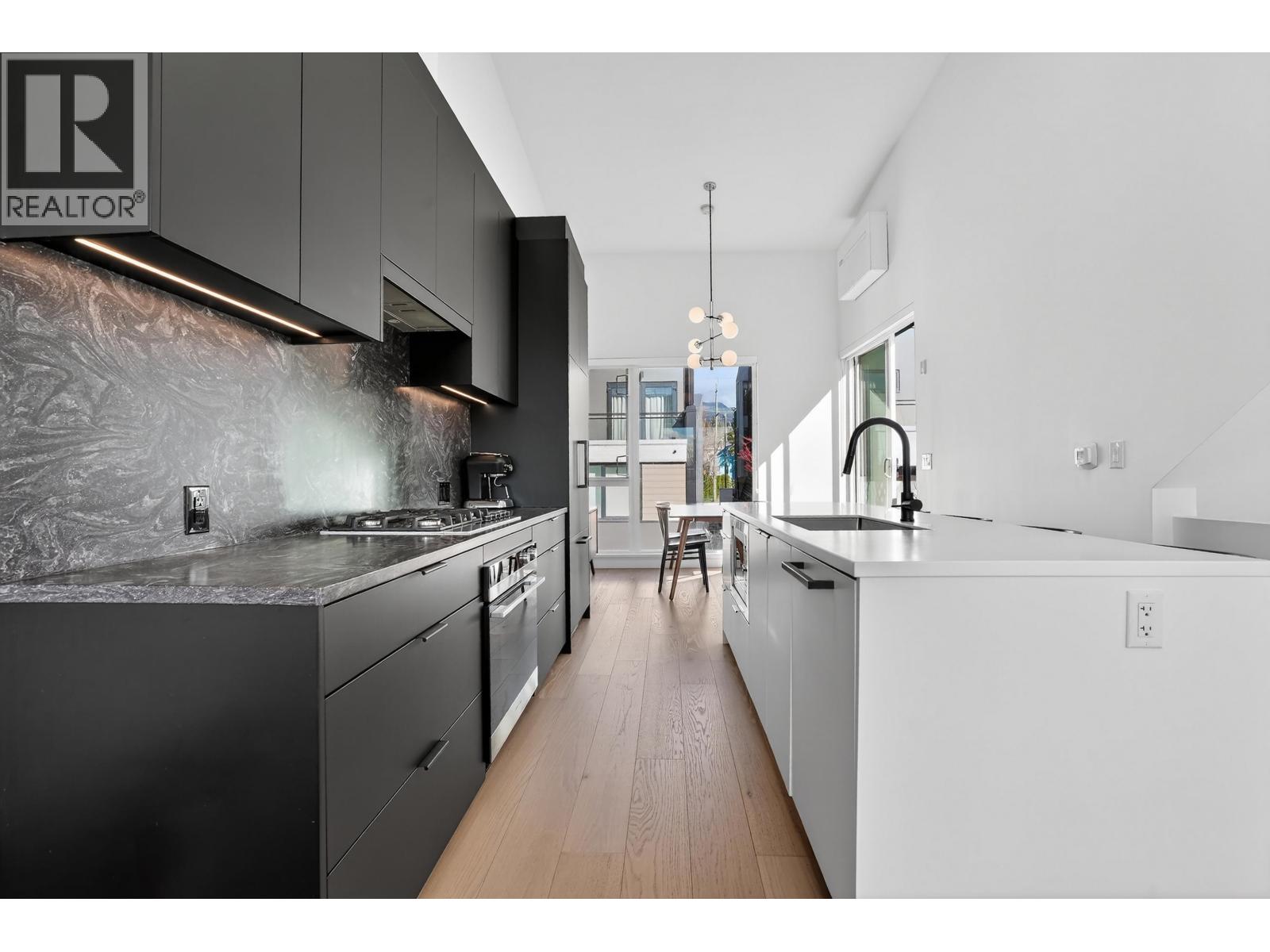 225 650 E 2ND STREET, North Vancouver