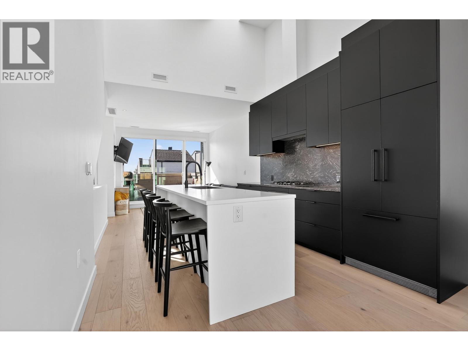 225 650 E 2ND STREET, North Vancouver