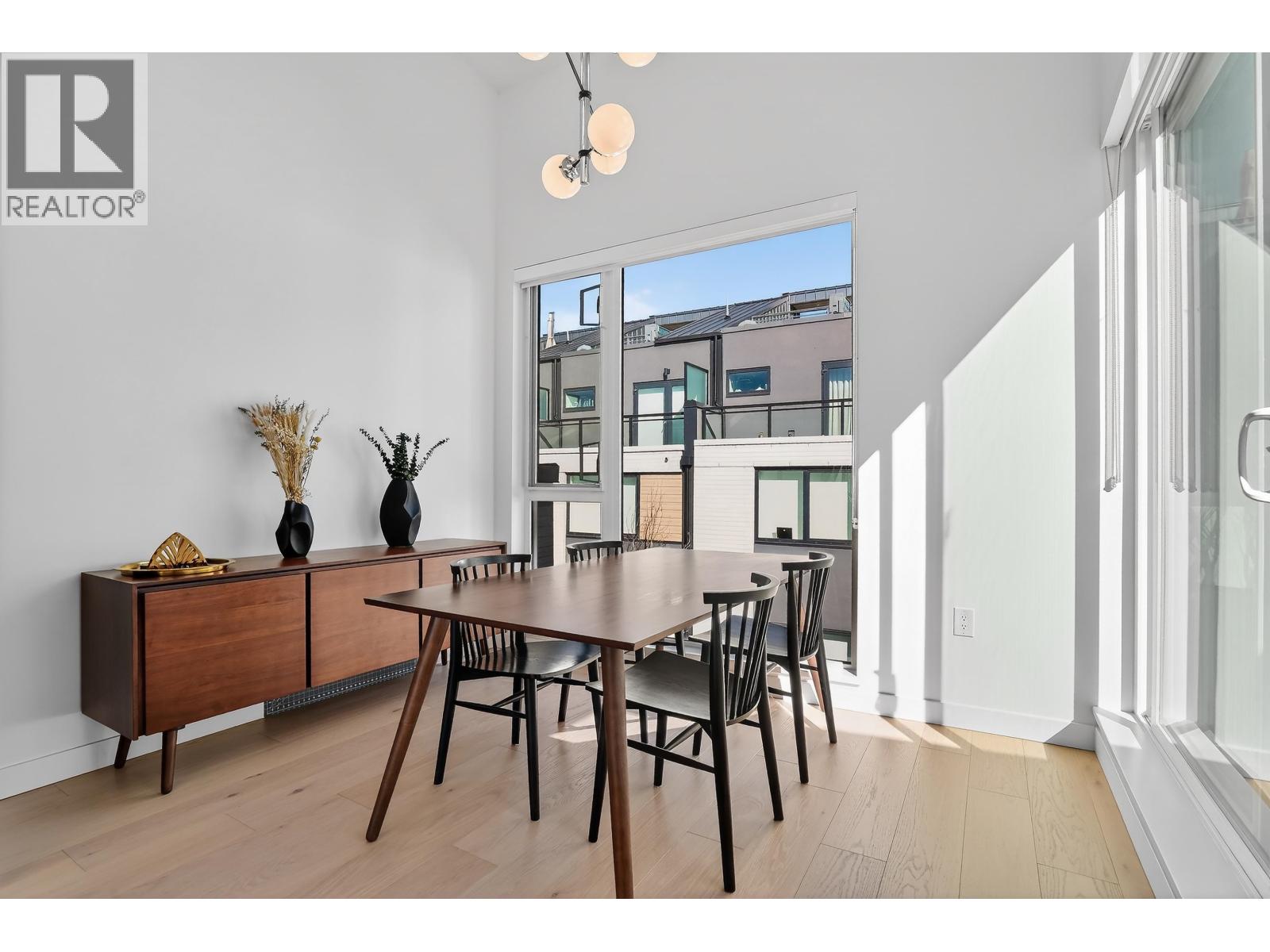 225 650 E 2ND STREET, North Vancouver