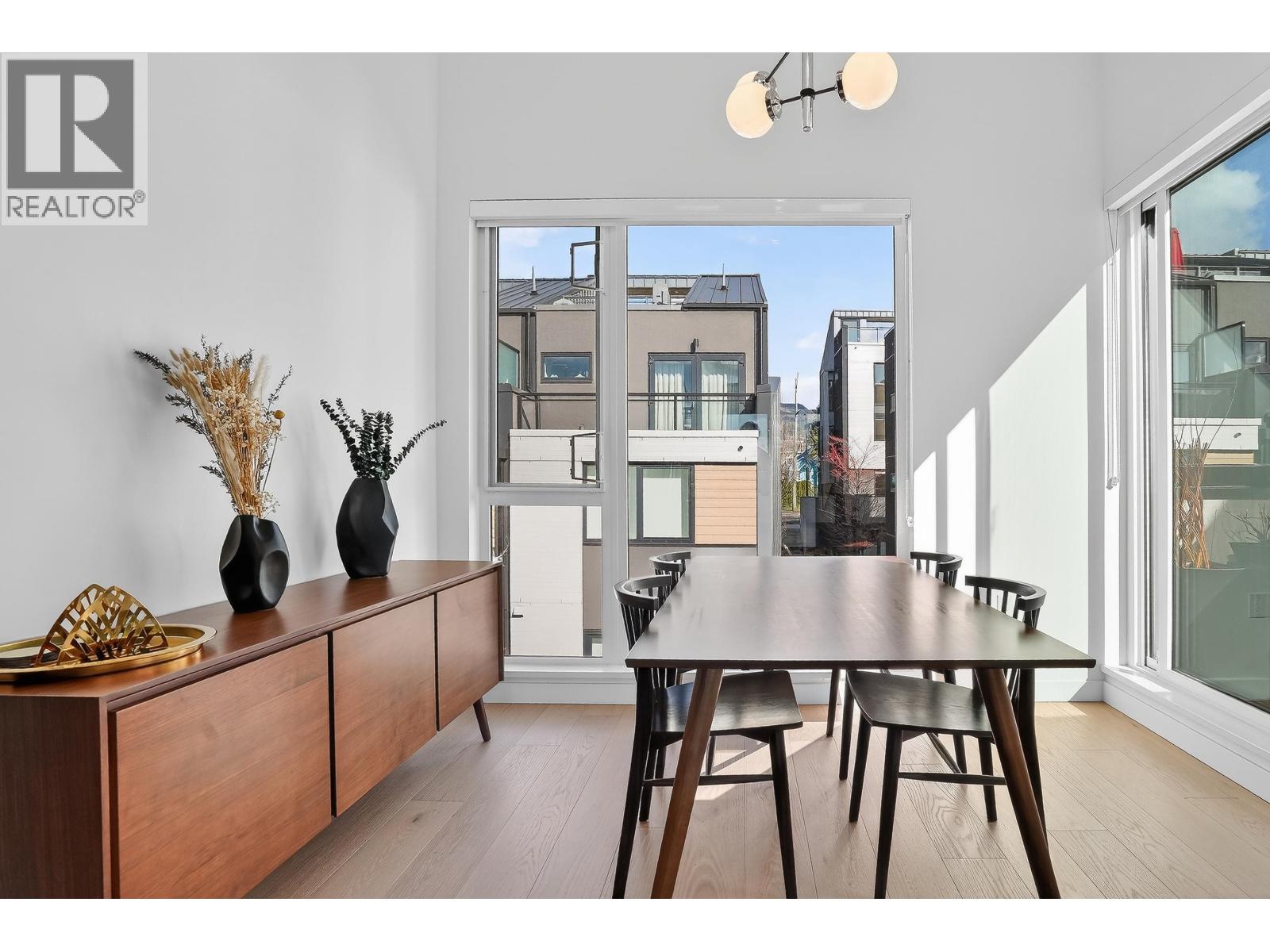 225 650 E 2ND STREET, North Vancouver