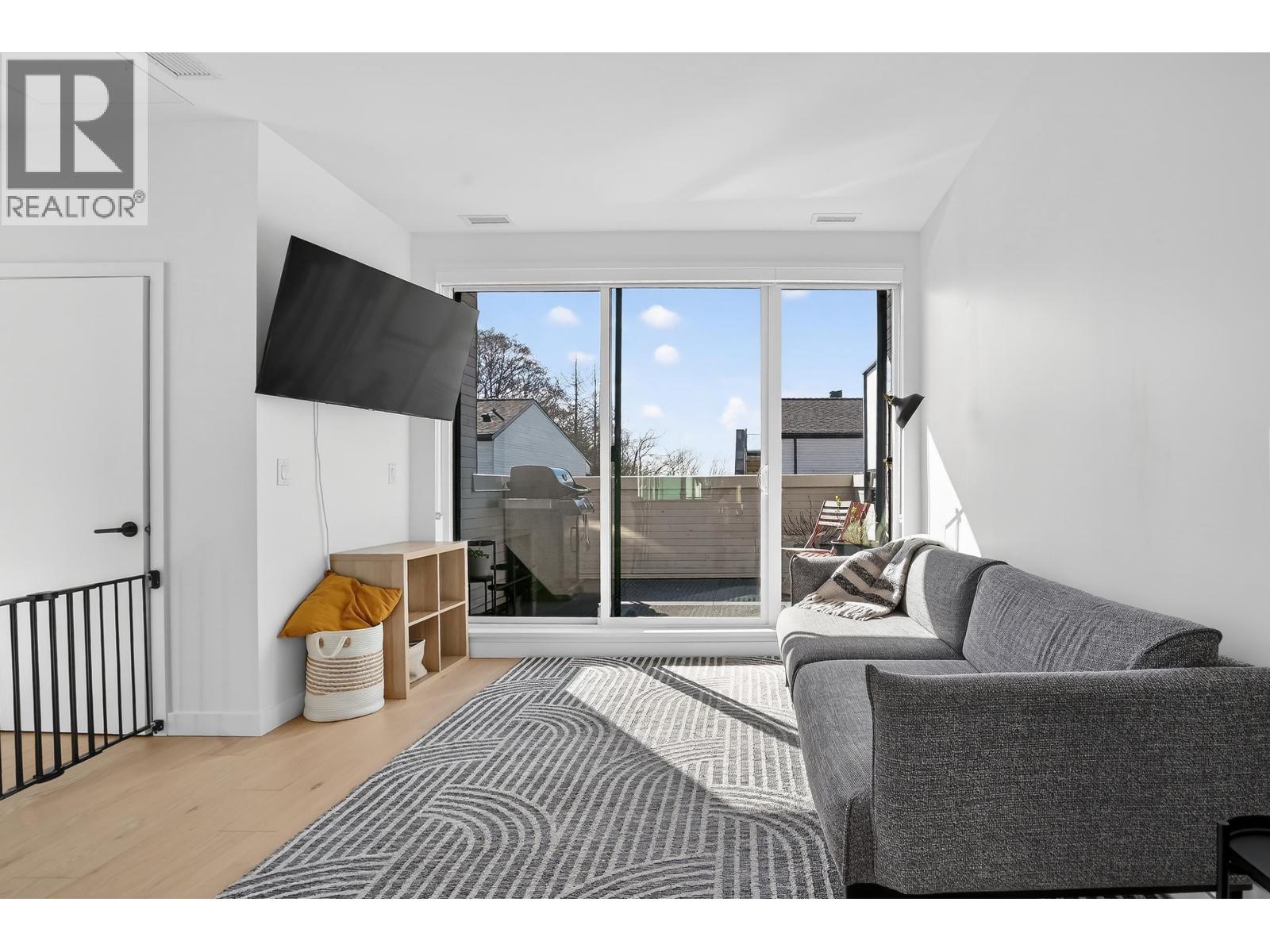 225 650 E 2ND STREET, North Vancouver