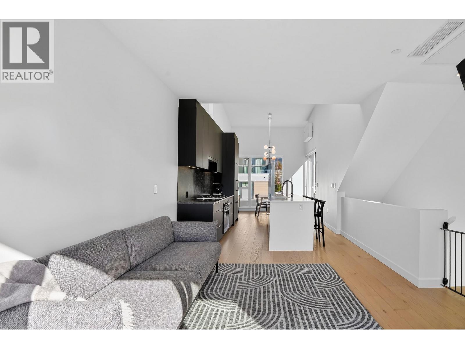 225 650 E 2ND STREET, North Vancouver