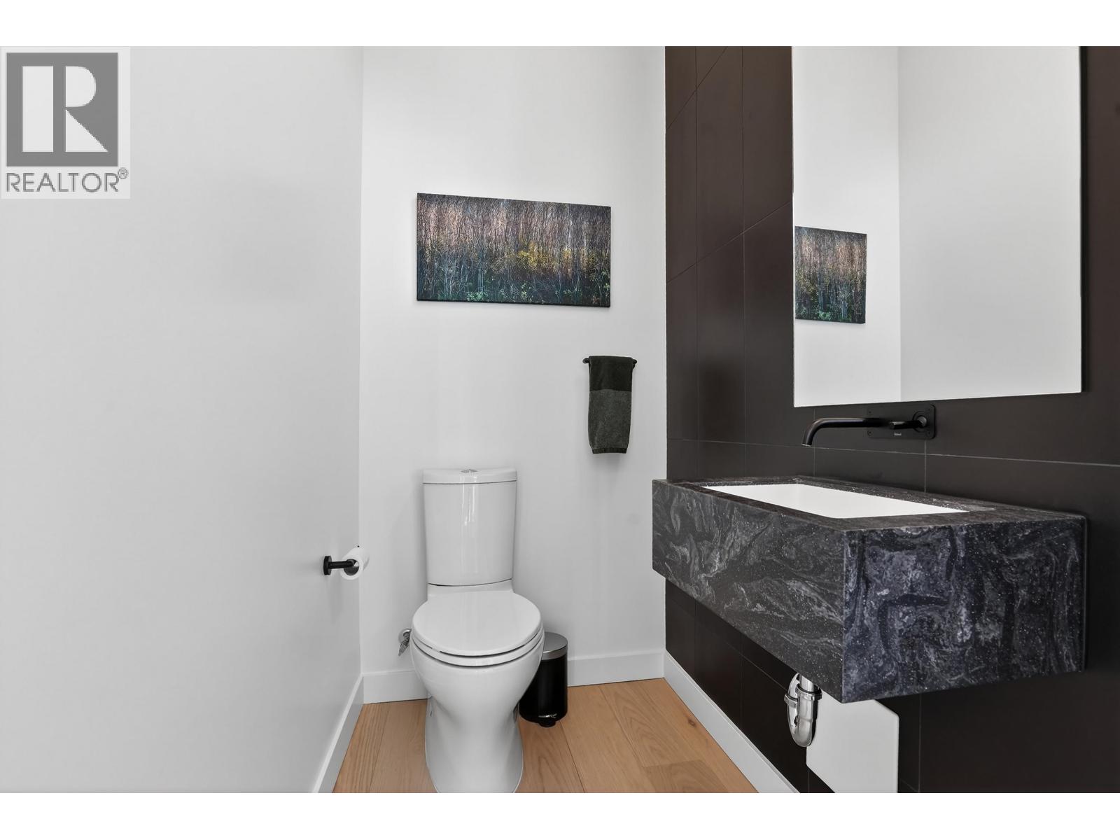 225 650 E 2ND STREET, North Vancouver