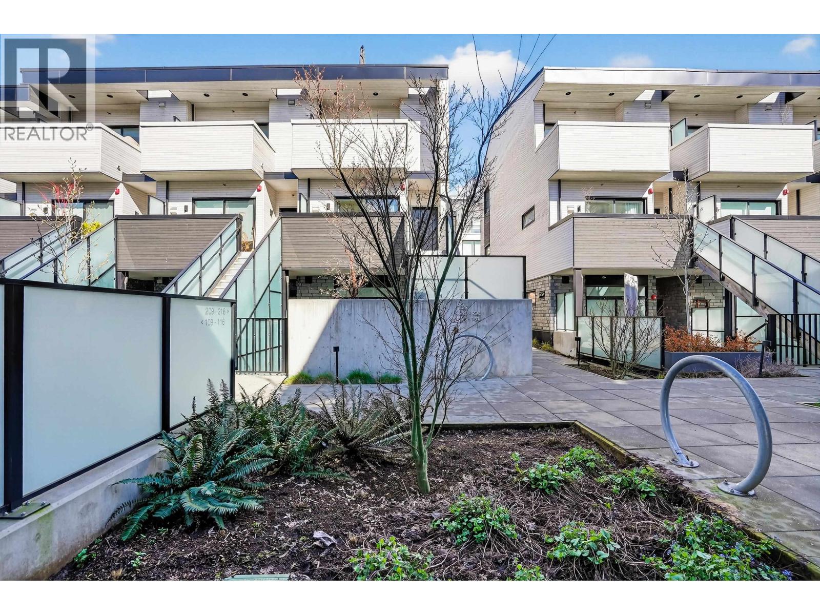 225 650 E 2ND STREET, North Vancouver