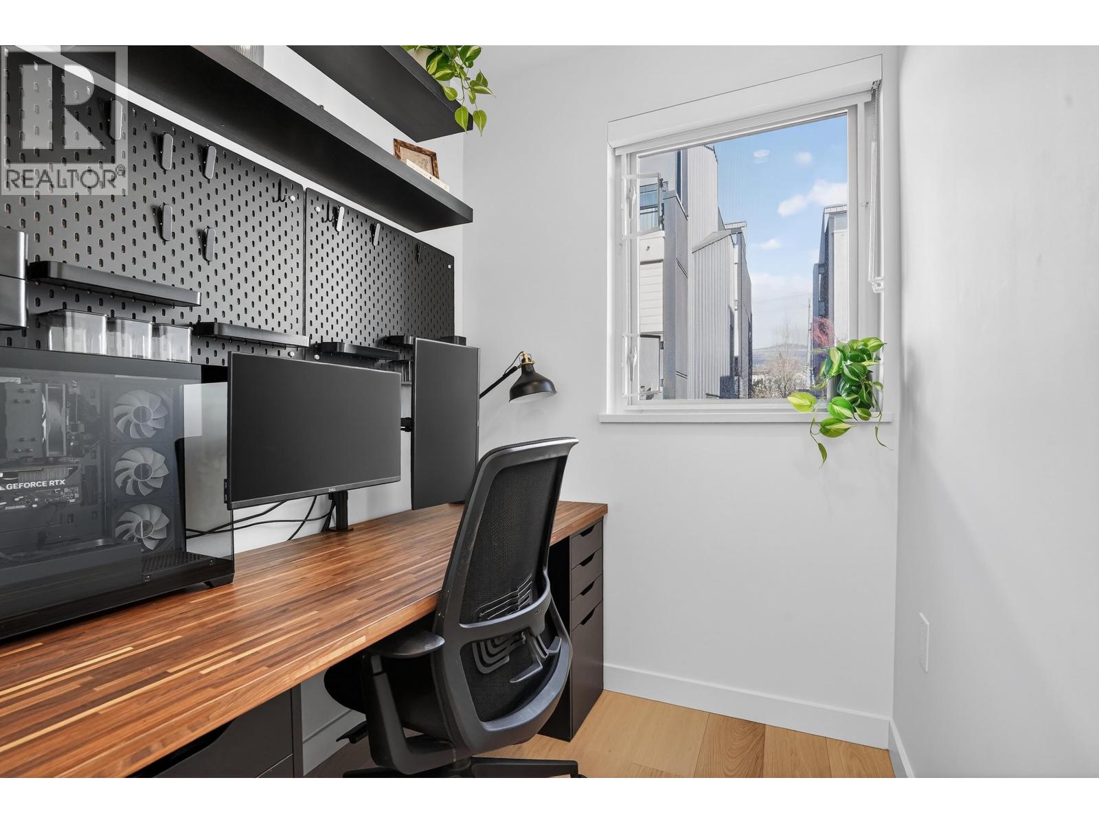 225 650 E 2ND STREET, North Vancouver