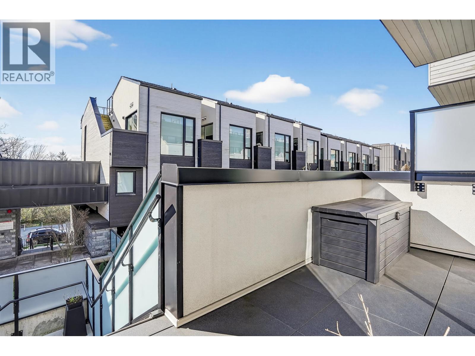 225 650 E 2ND STREET, North Vancouver