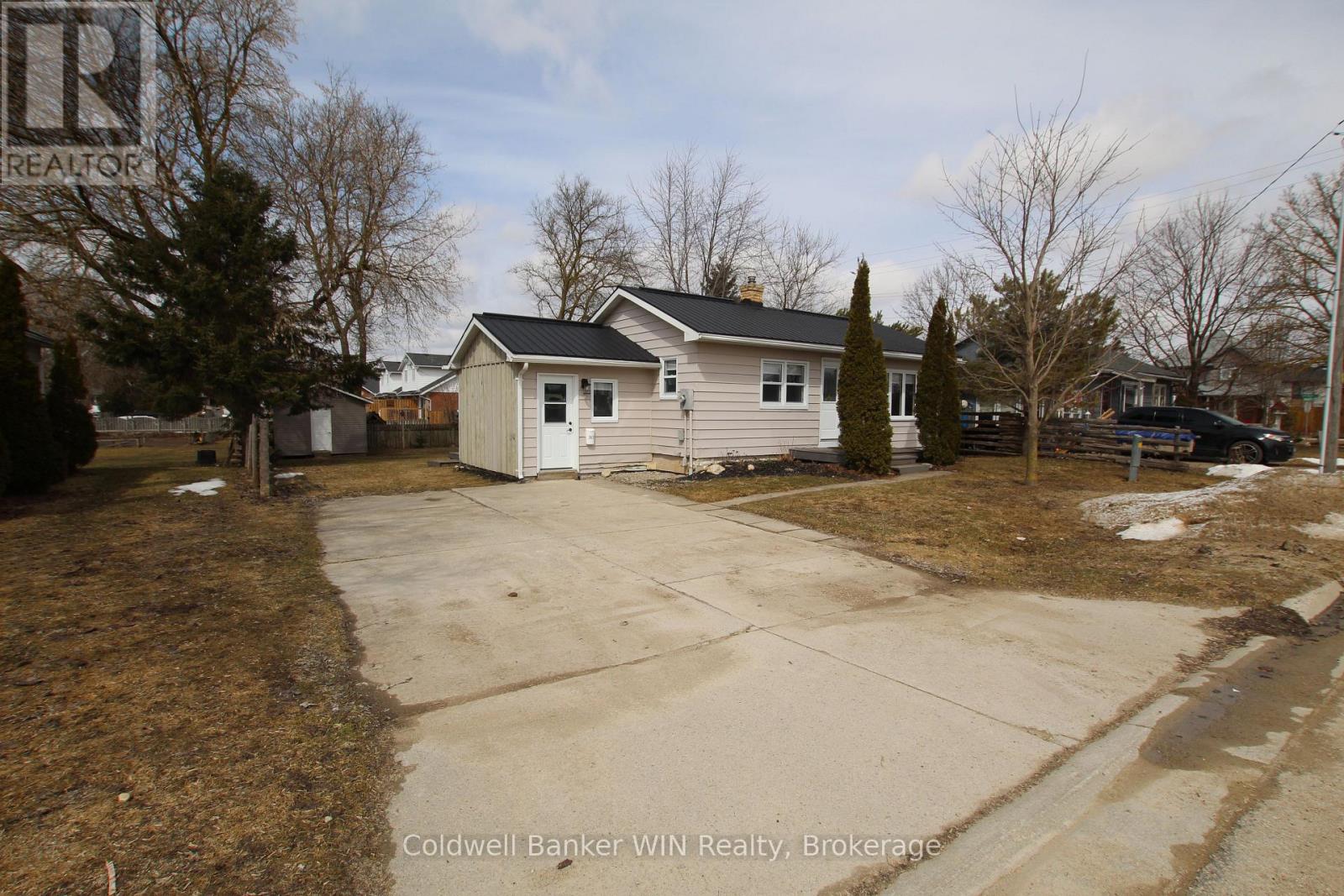 383 WELLINGTON STREET E - 1