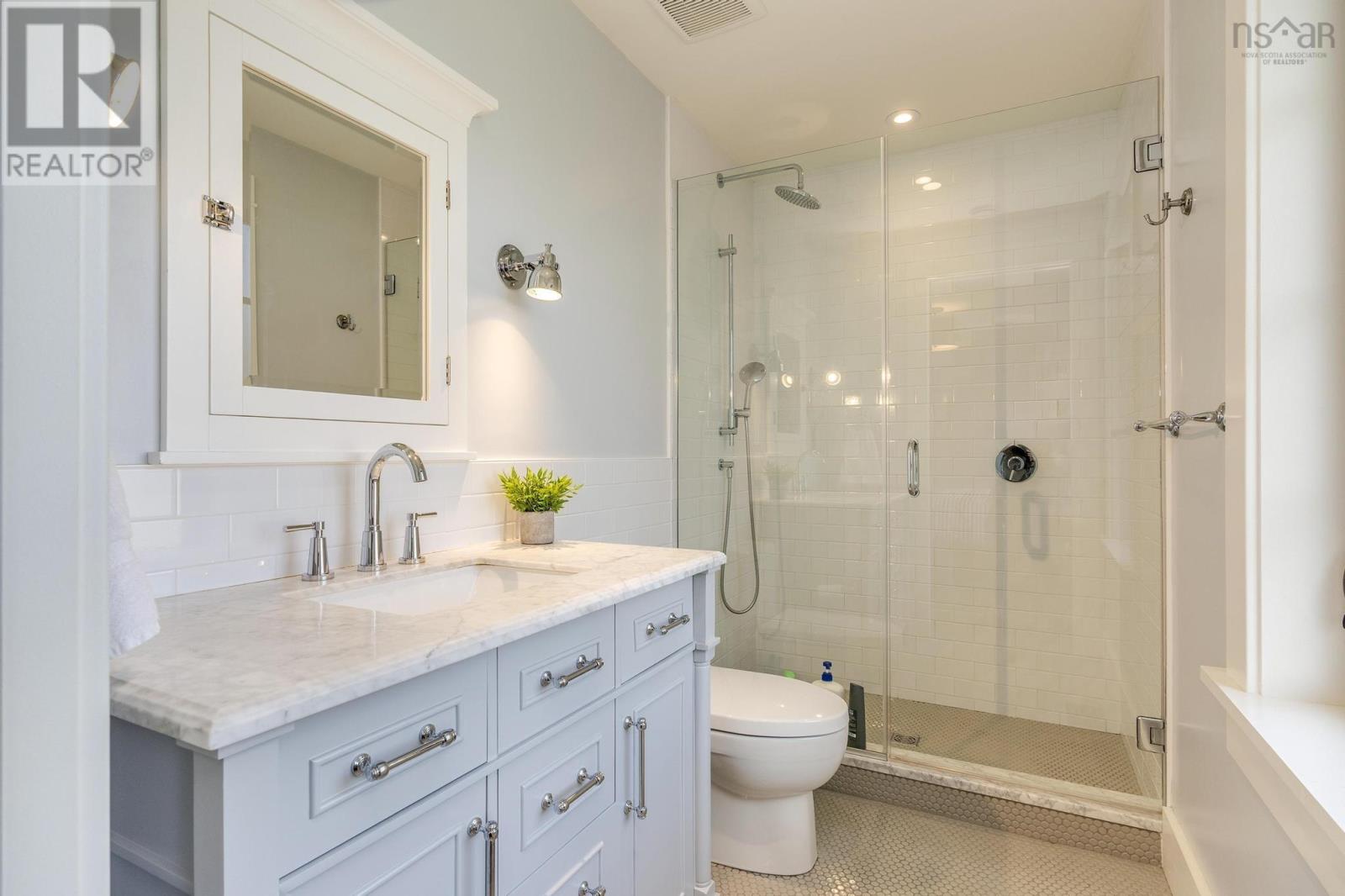 Property 28 of 51 of 1170 Rockcliffe Street