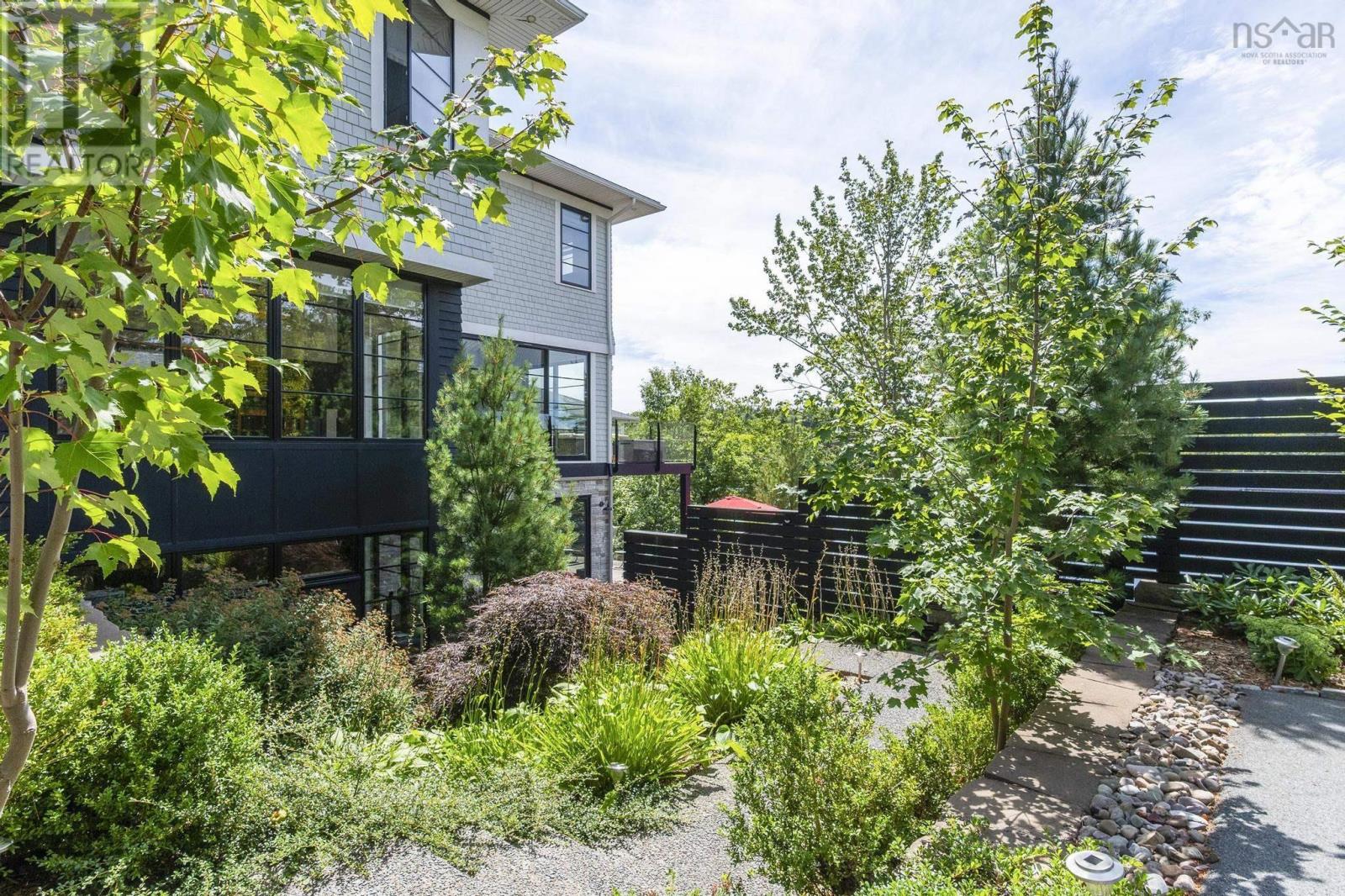 Property 39 of 51 of 1170 Rockcliffe Street