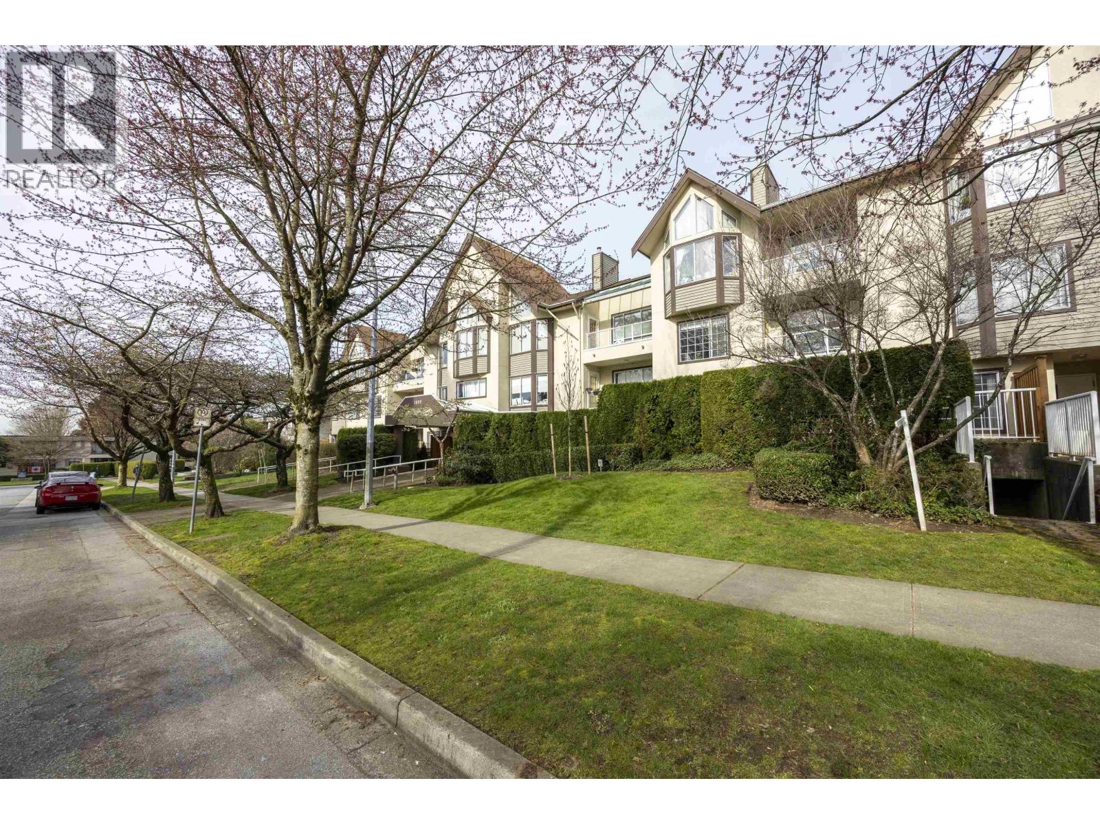 304 1009 HOWAY Street - photo 2