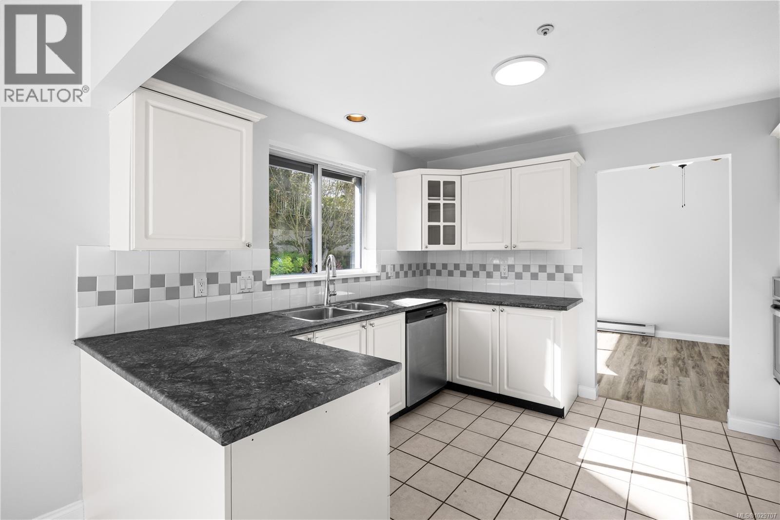 #201 566 STEWART AVE - 15