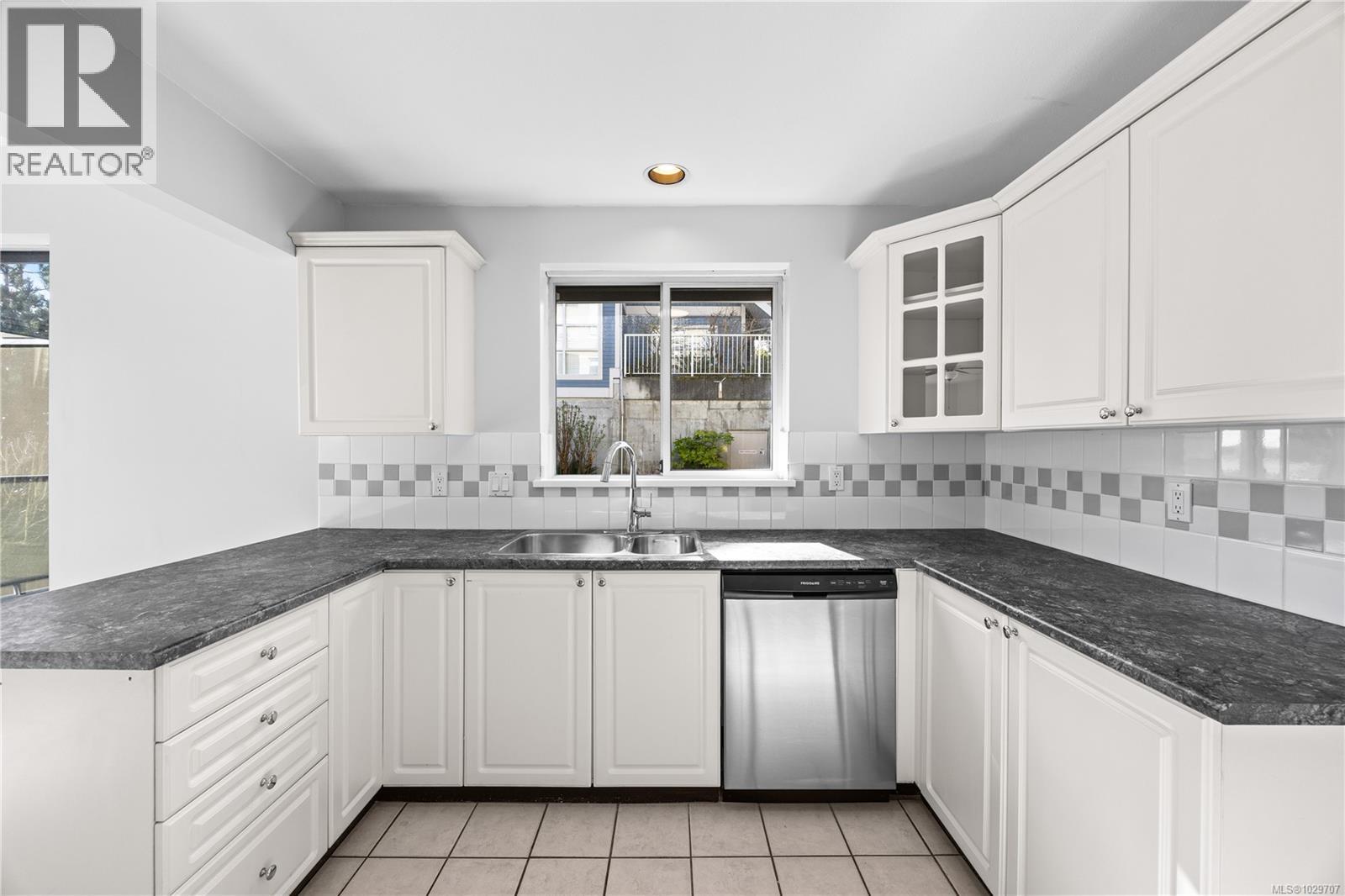 #201 566 STEWART AVE - 18