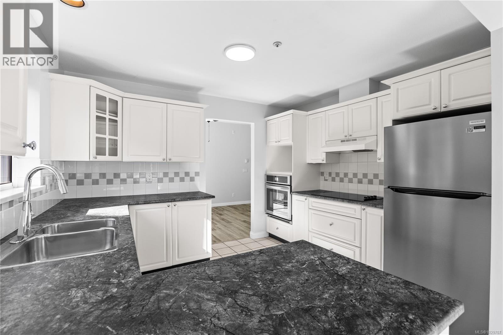 #201 566 STEWART AVE - 17