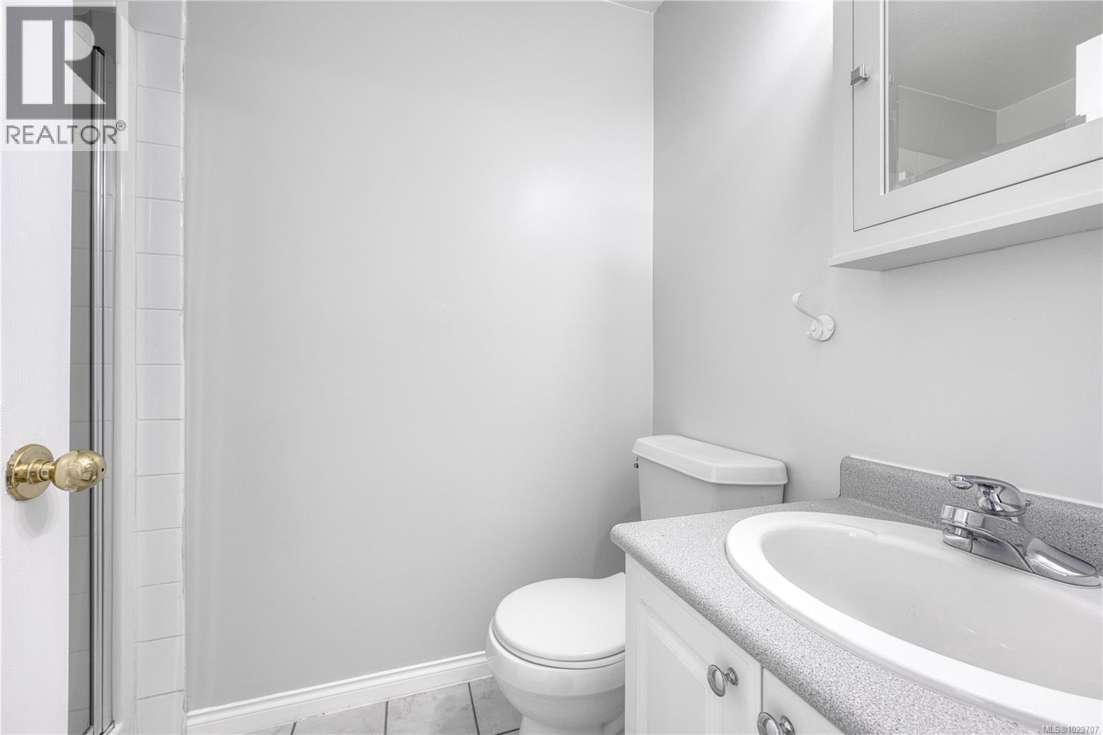 #201 566 STEWART AVE - 31