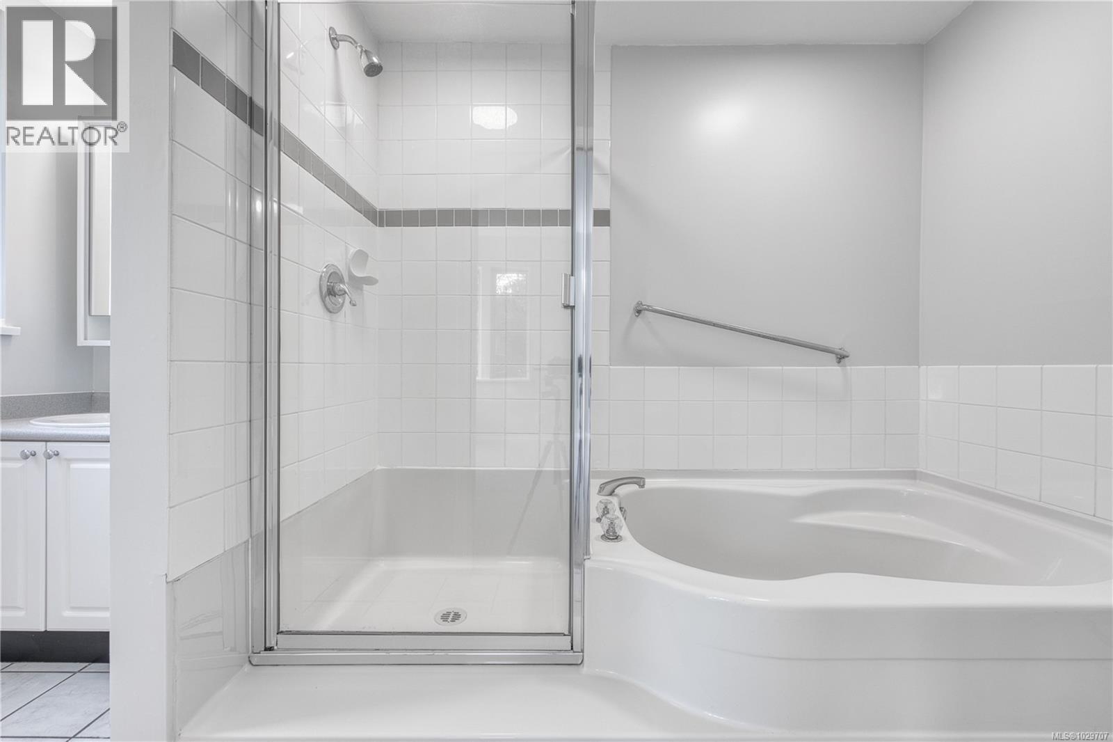 #201 566 STEWART AVE - 26