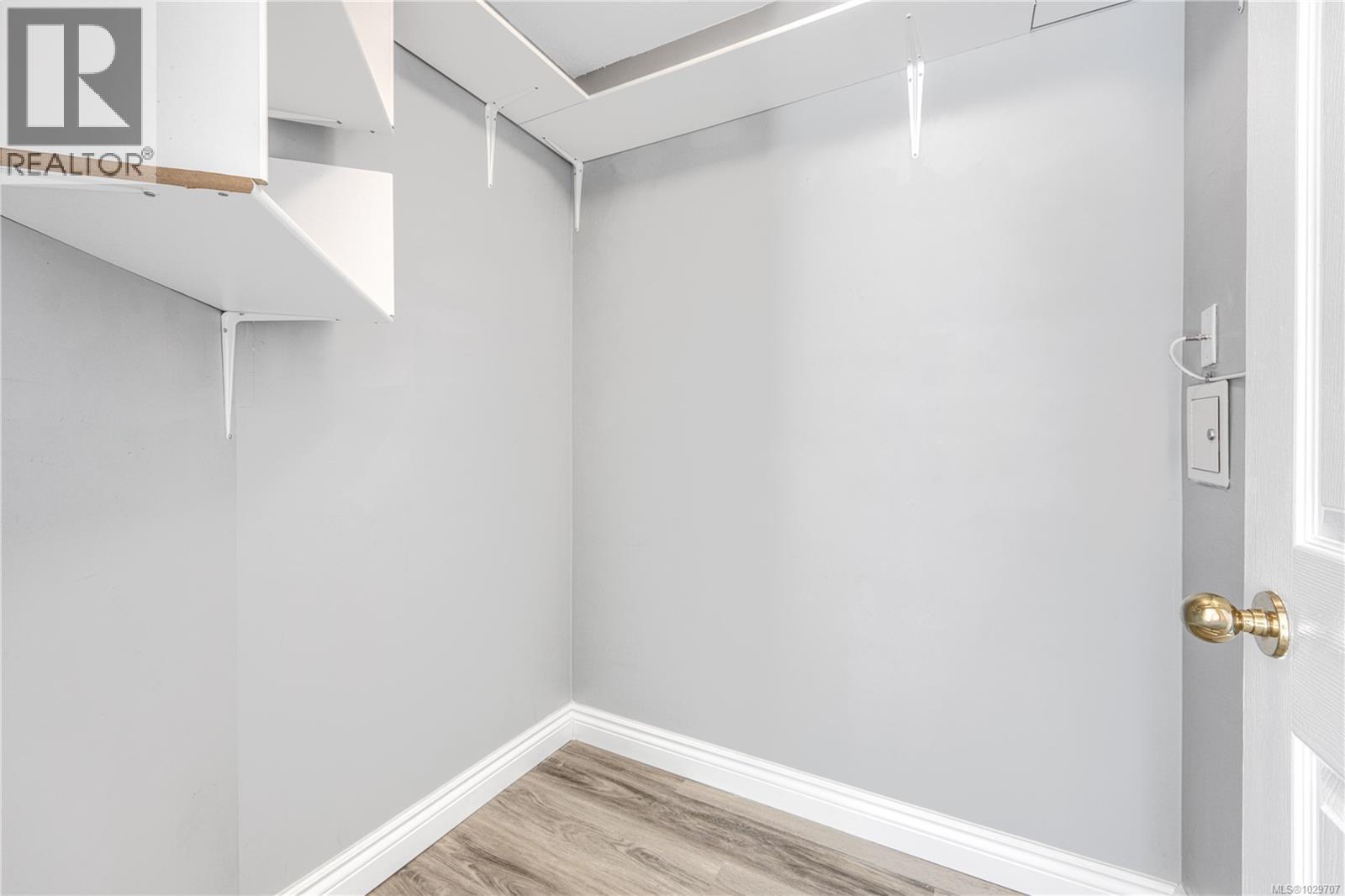 #201 566 STEWART AVE - 33