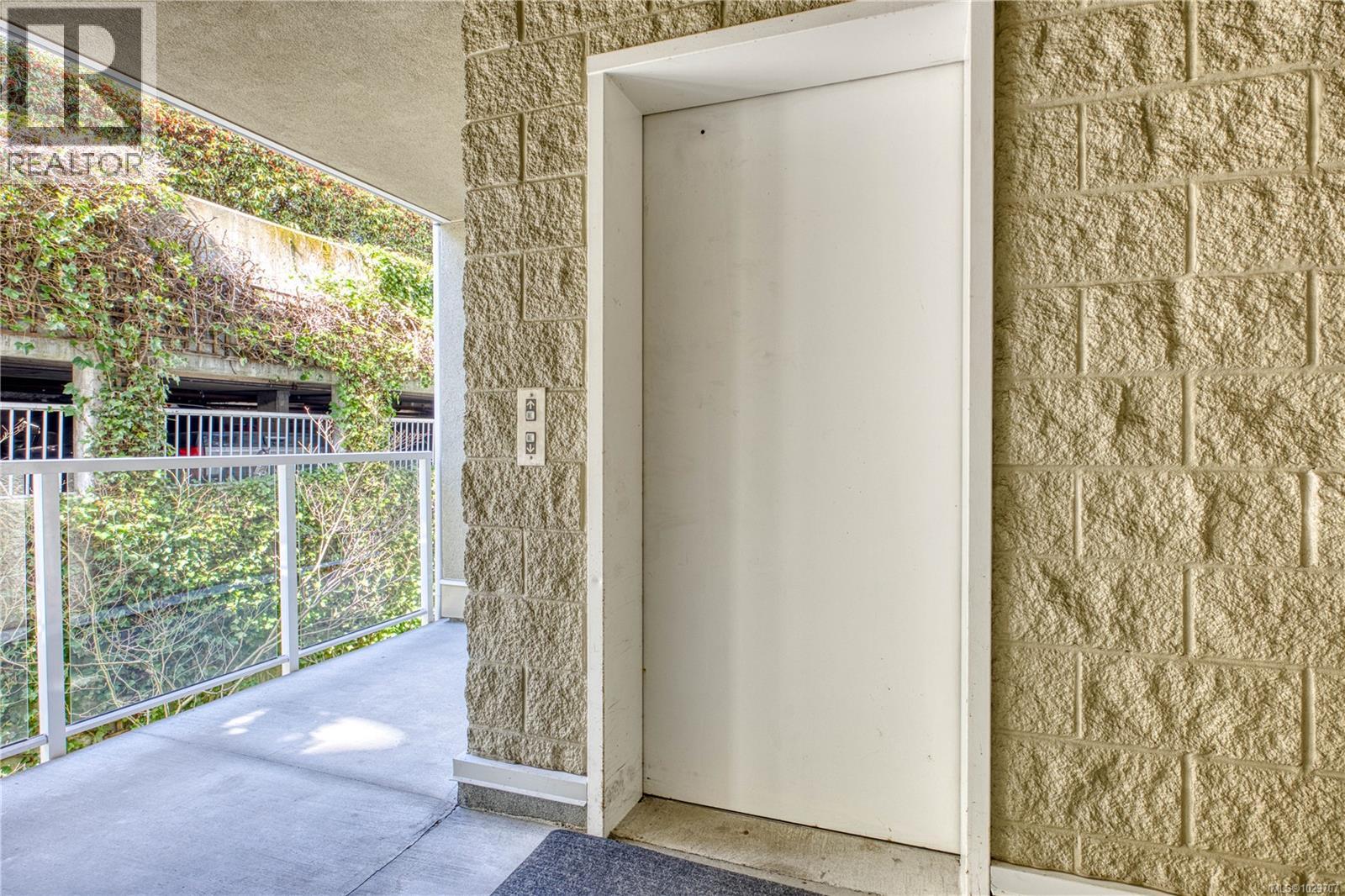 #201 566 STEWART AVE - 45