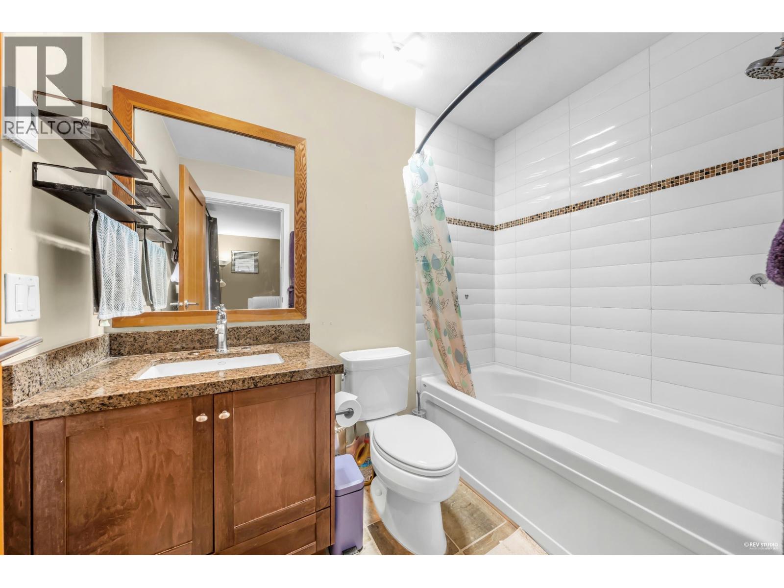 270 HOLLY AVENUE, New Westminster