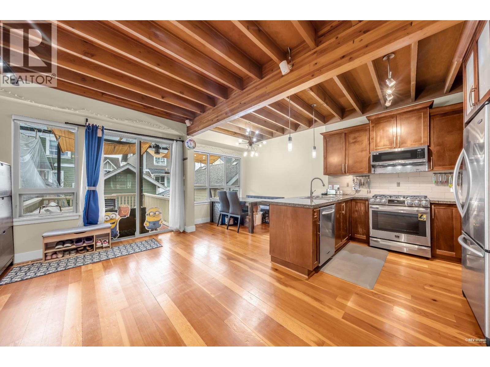 270 HOLLY AVENUE, New Westminster