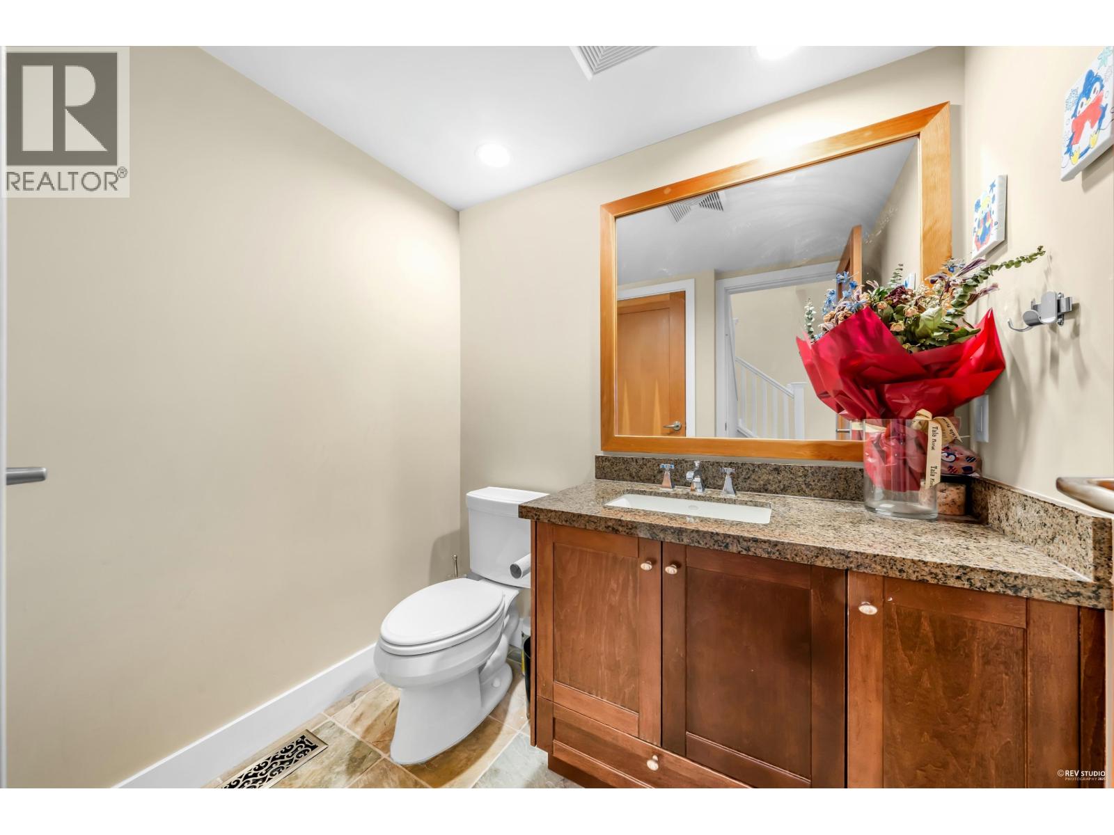 270 HOLLY AVENUE, New Westminster