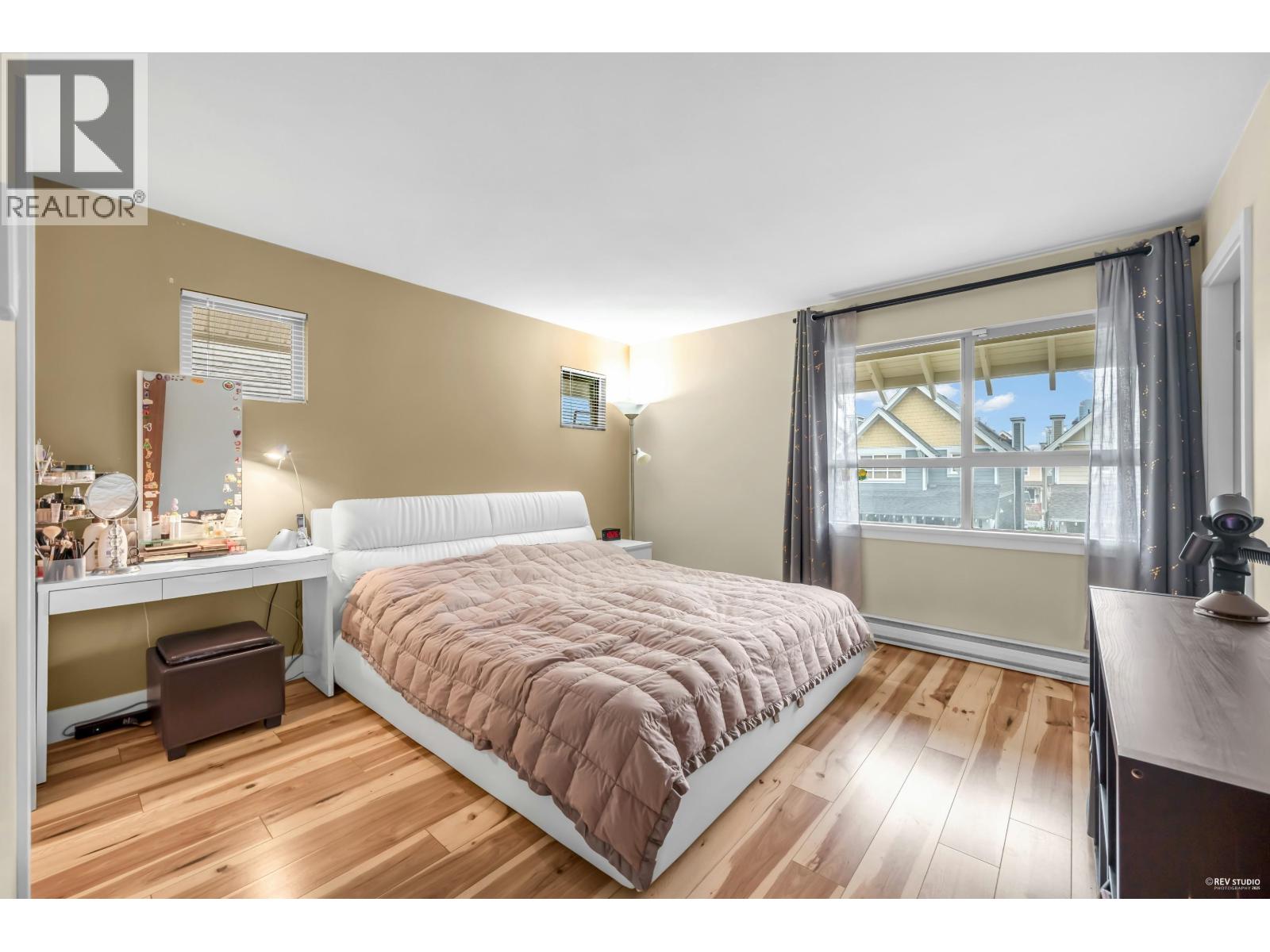 270 HOLLY AVENUE, New Westminster