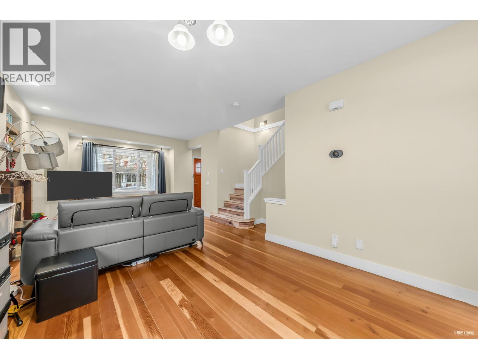 270 HOLLY AVENUE, New Westminster