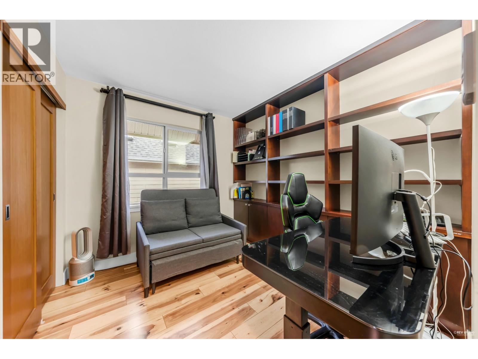 270 HOLLY AVENUE, New Westminster