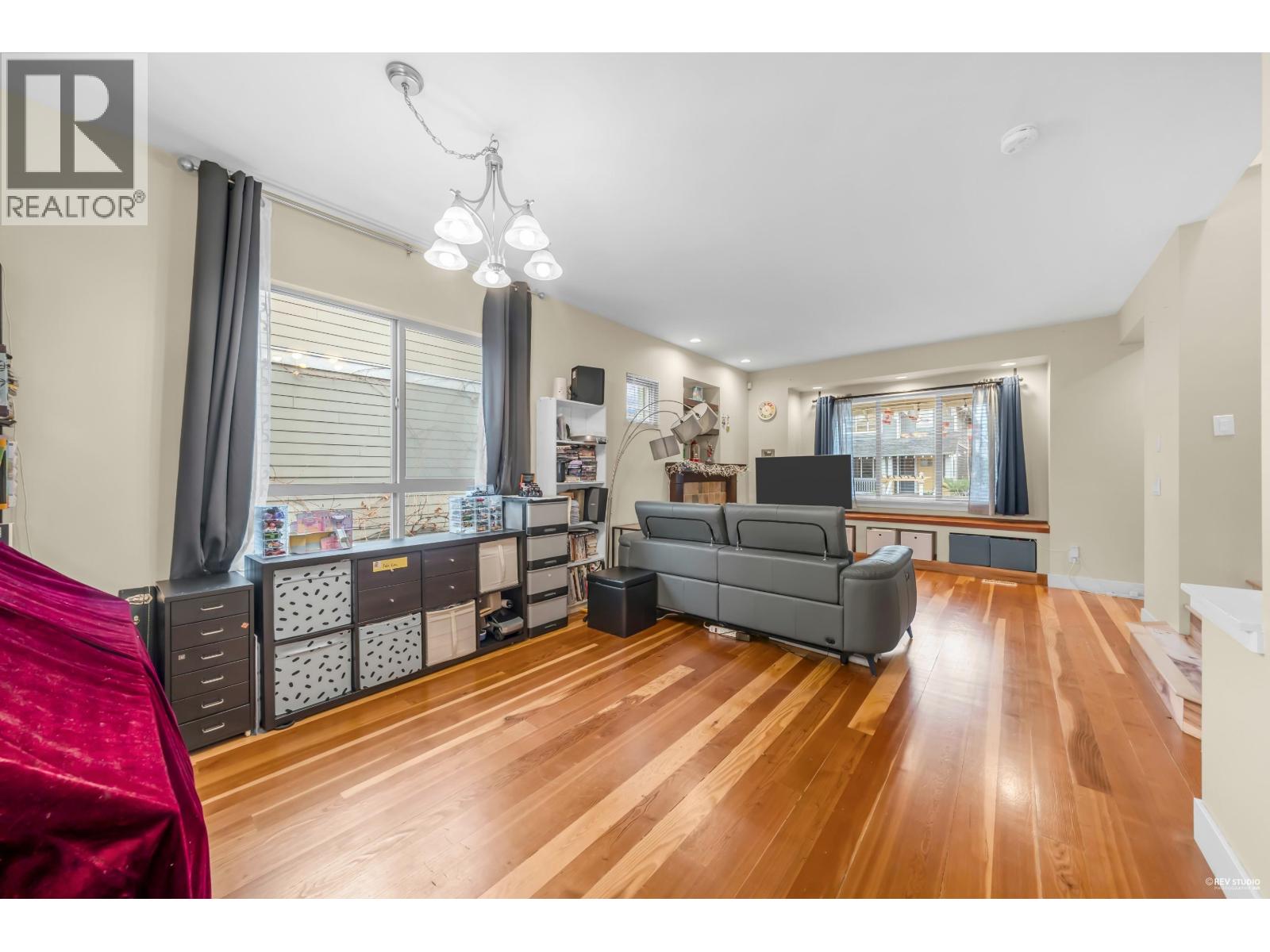 270 HOLLY AVENUE, New Westminster