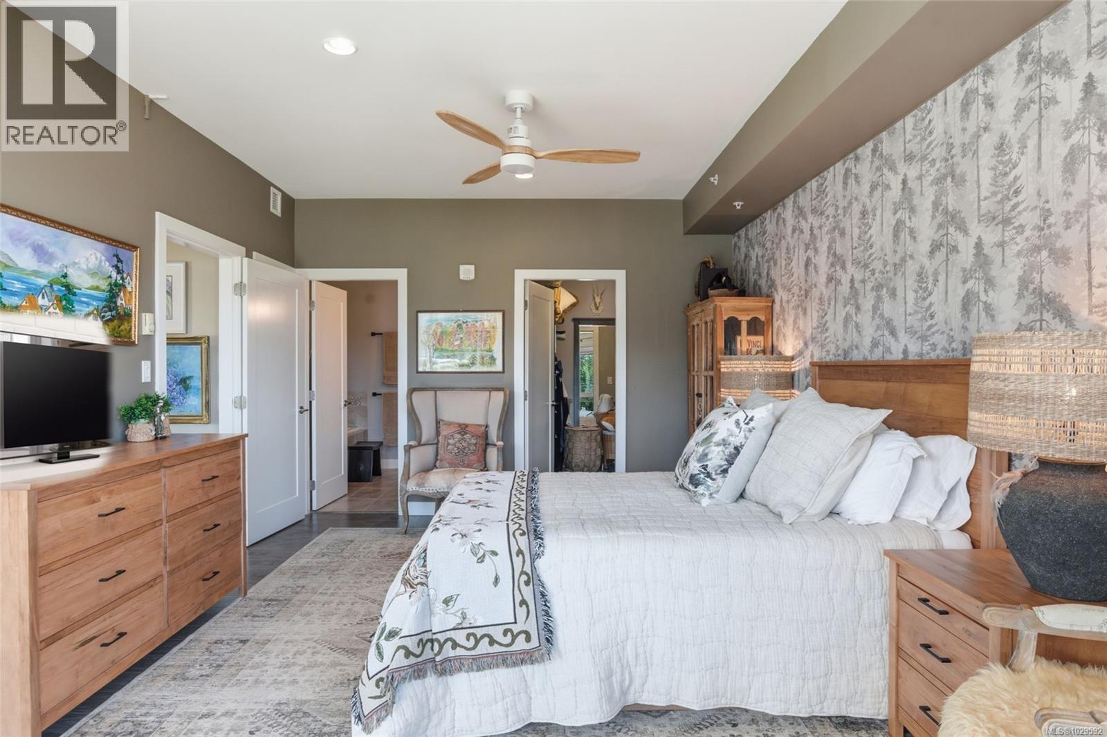 #303 439 COLLEGE RD - 23