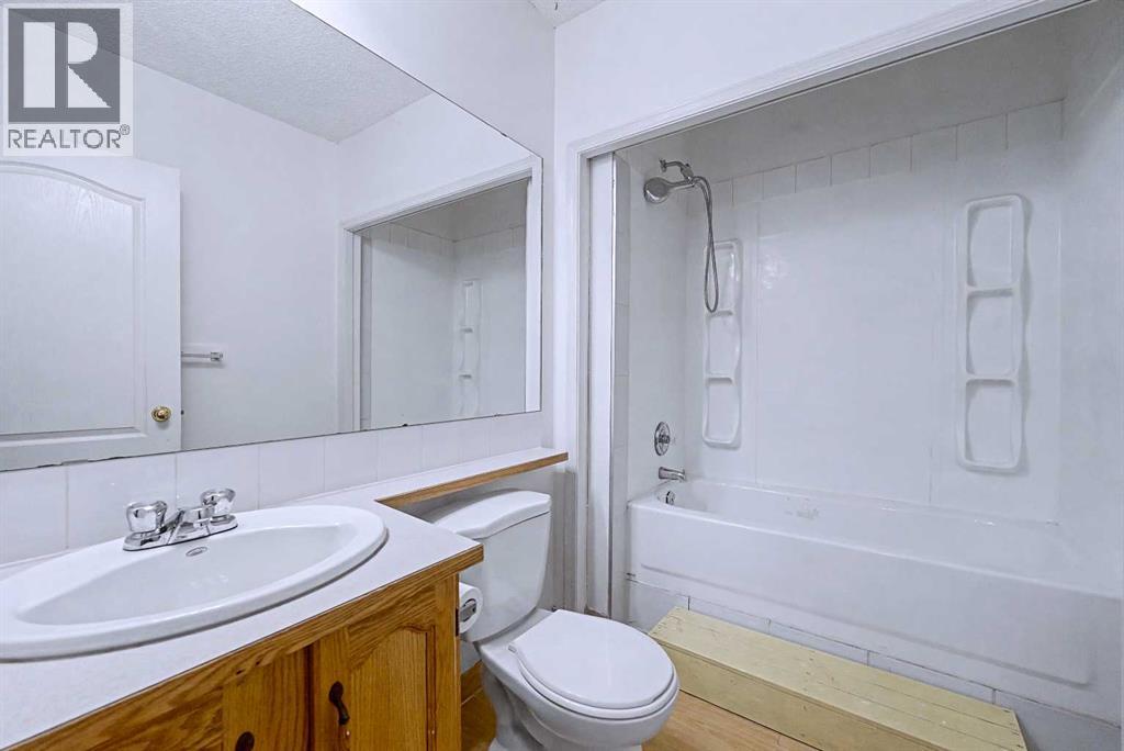 Single Family House 4 Level for Sale in  Saddlecreek Terrace NE Saddle Ridge Calgary 