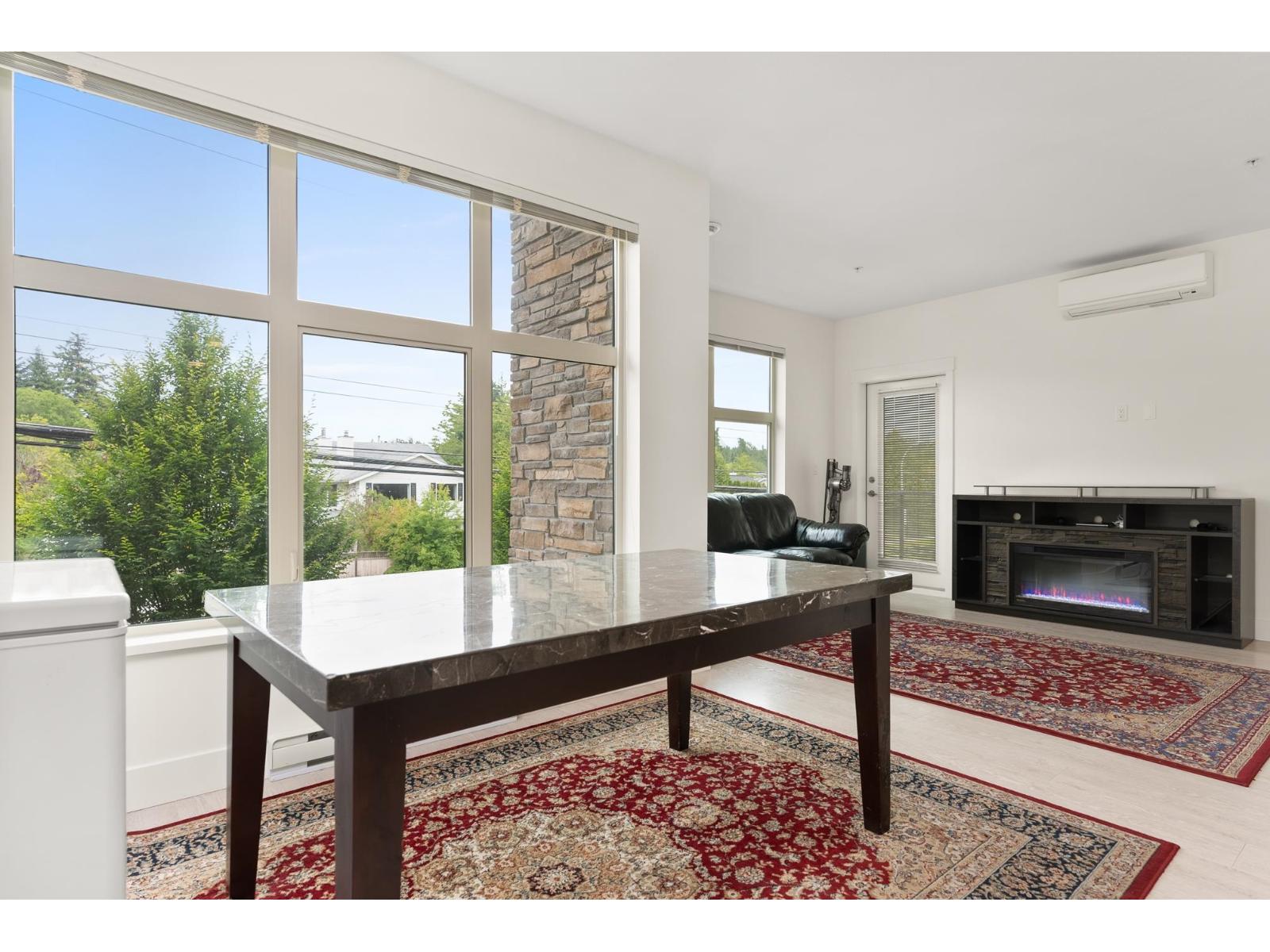 205 14022 NORTH BLUFF ROAD, White Rock