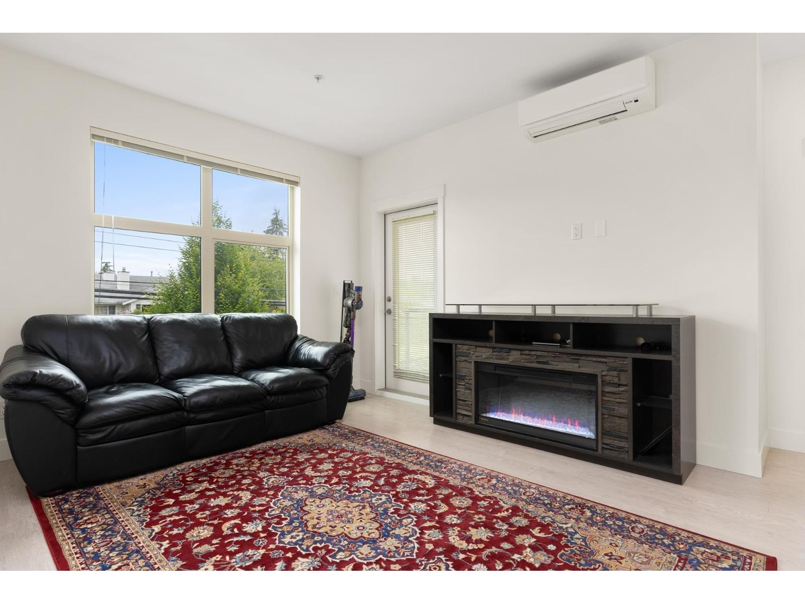 205 14022 NORTH BLUFF ROAD, White Rock