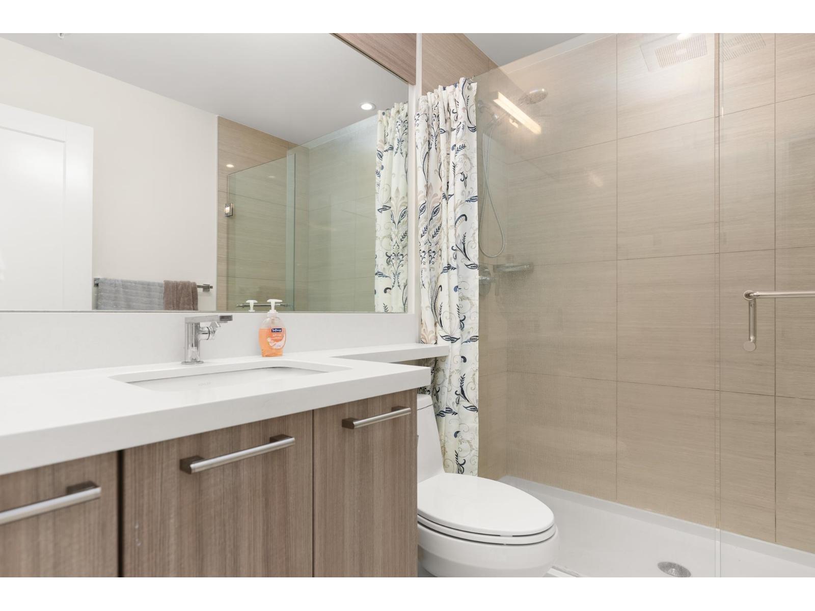 205 14022 NORTH BLUFF ROAD, White Rock