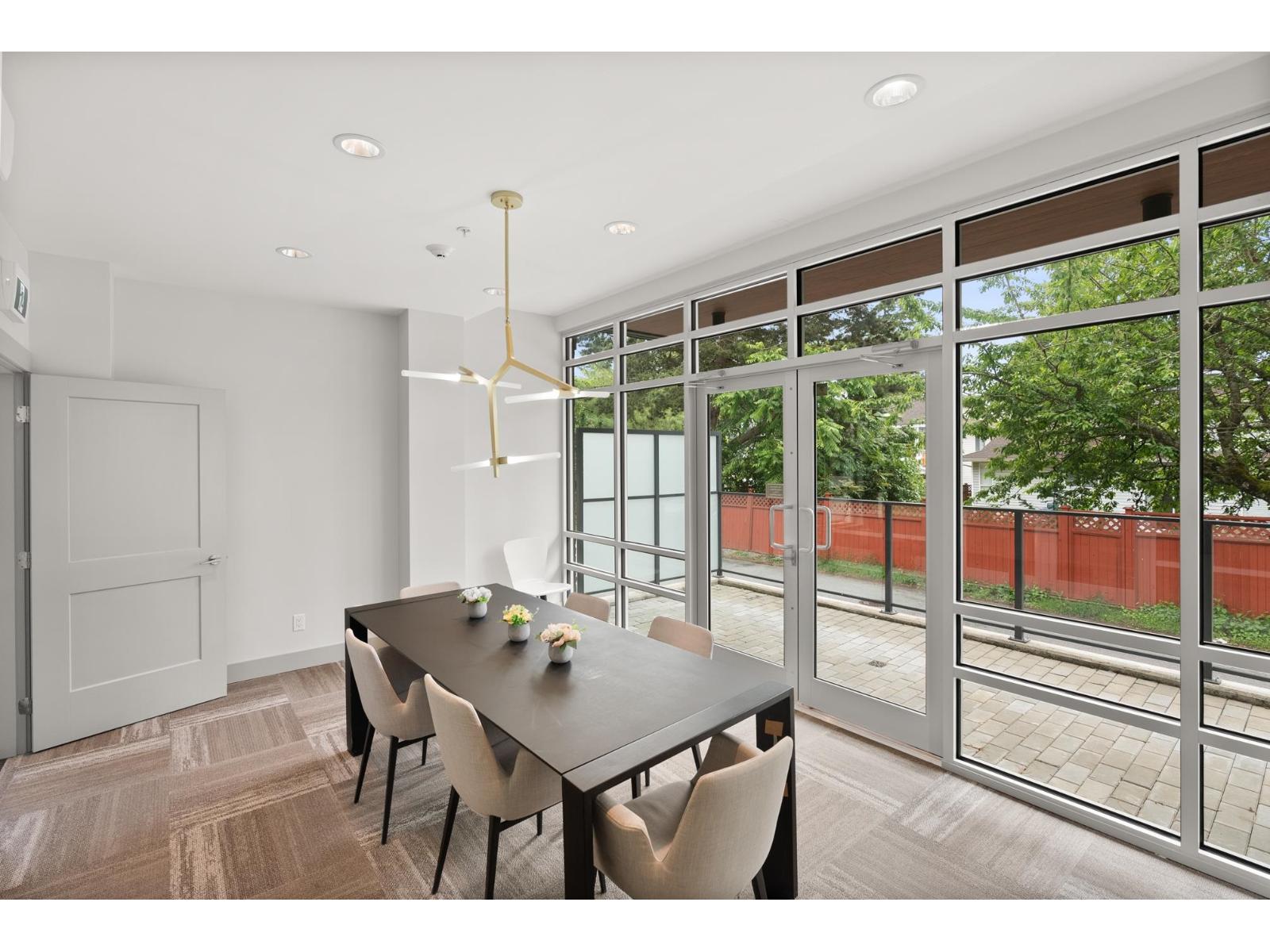 205 14022 NORTH BLUFF ROAD, White Rock