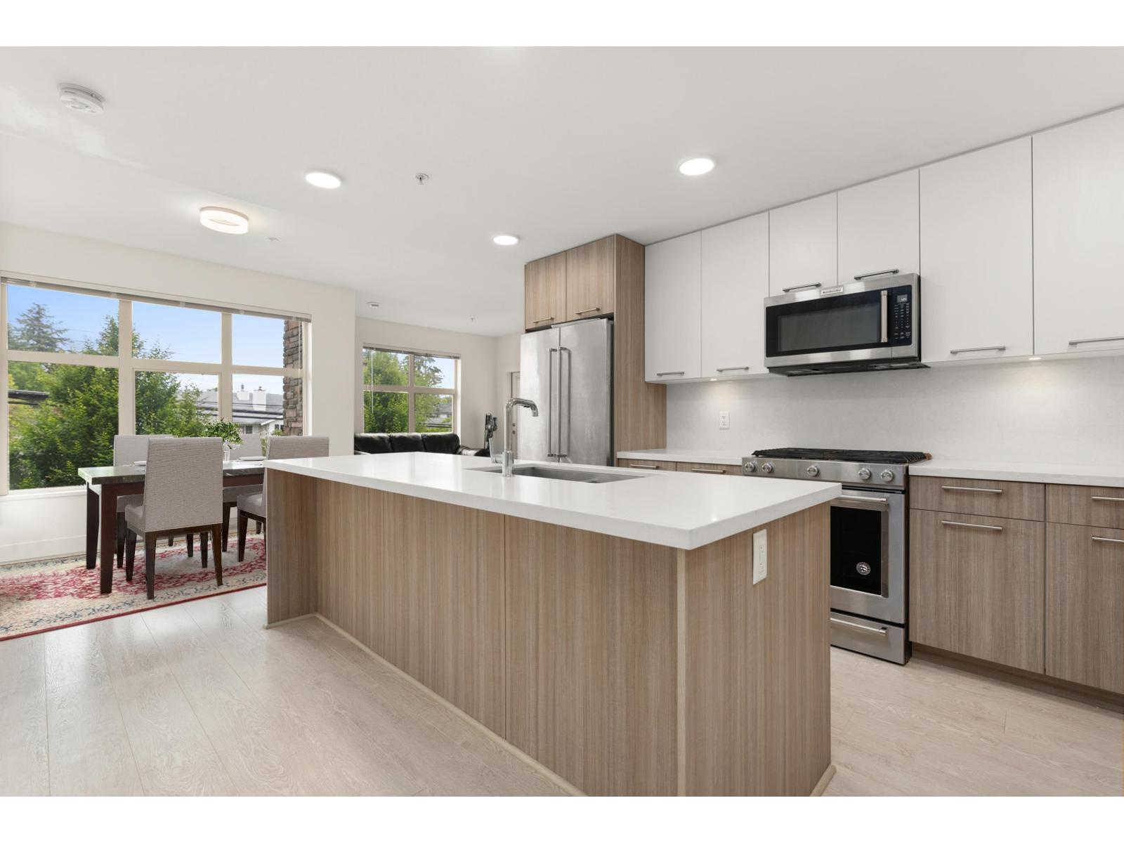 205 14022 NORTH BLUFF ROAD, White Rock