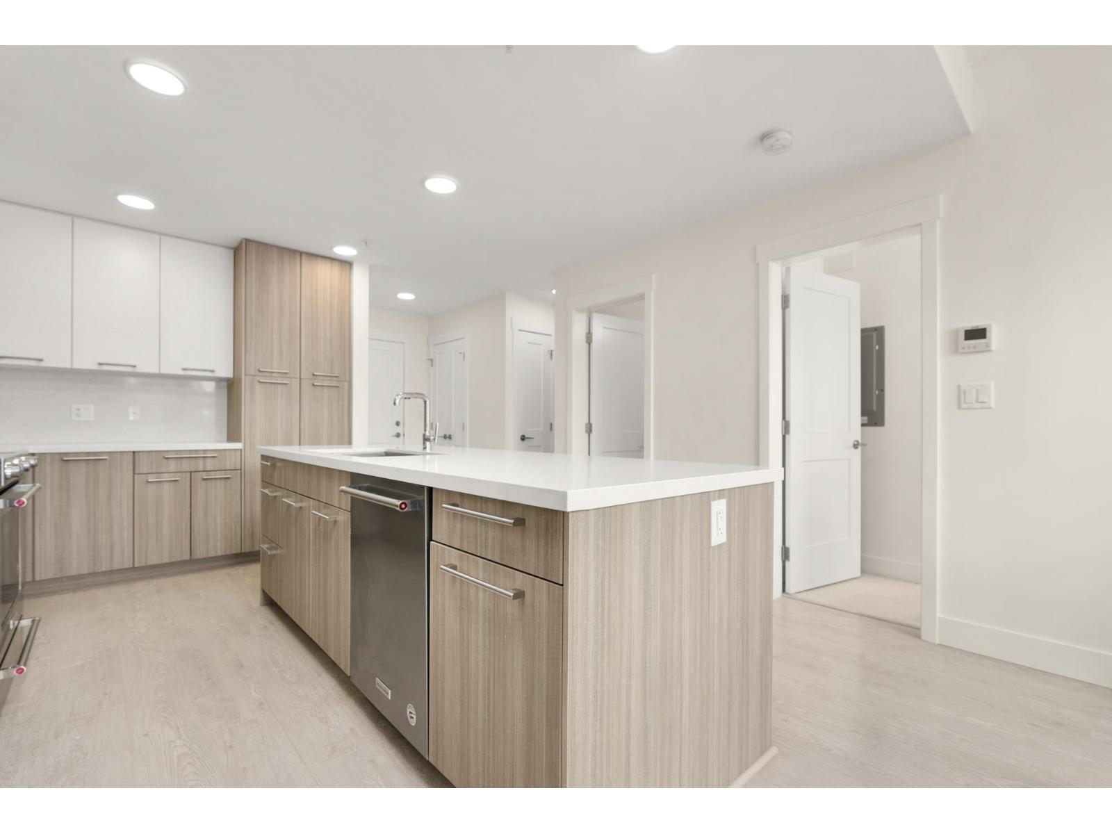 205 14022 NORTH BLUFF ROAD, White Rock