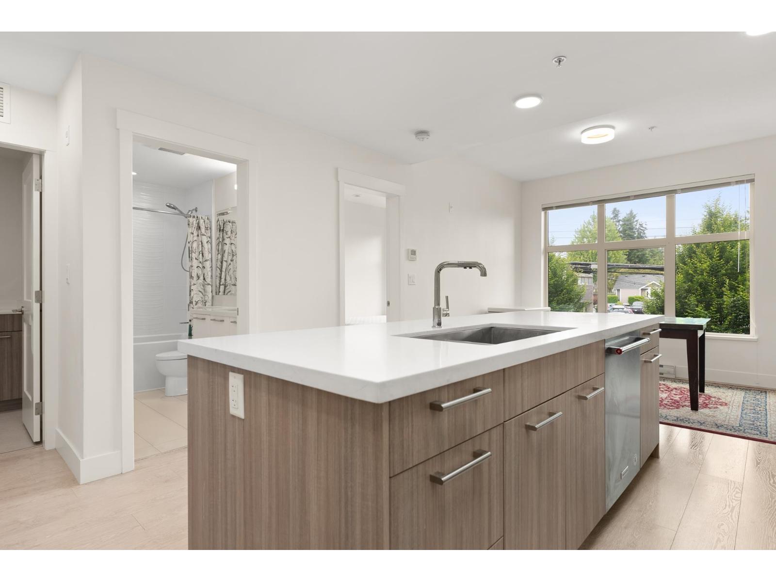 205 14022 NORTH BLUFF ROAD, White Rock