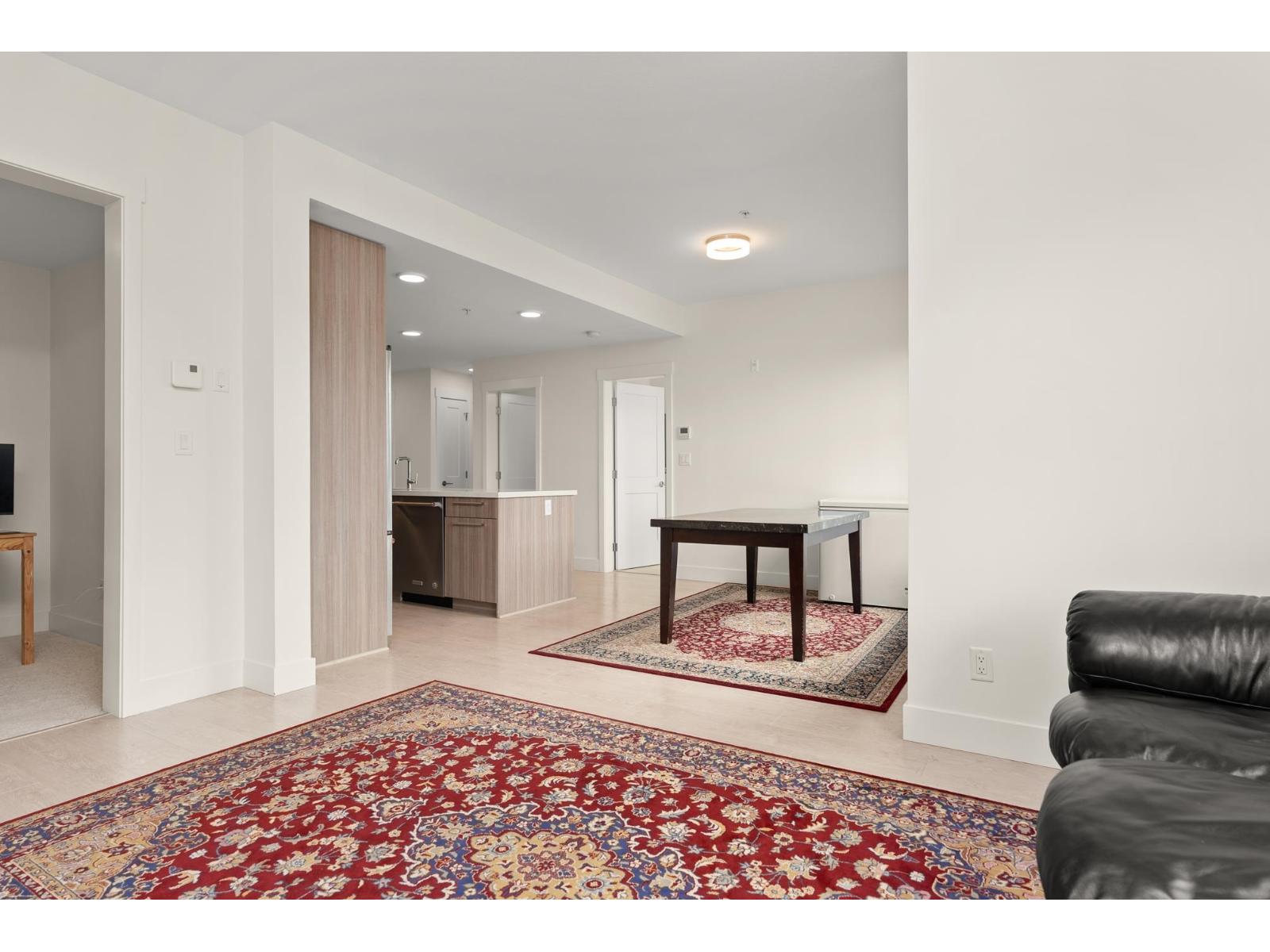 205 14022 NORTH BLUFF ROAD, White Rock