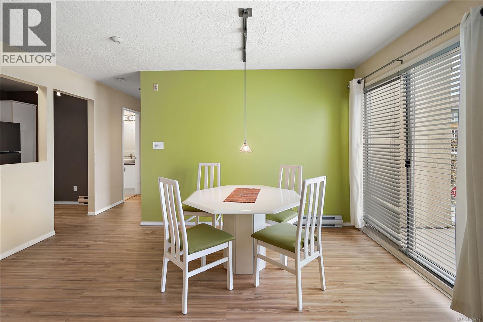 305 9861 Fifth Street, Sidney