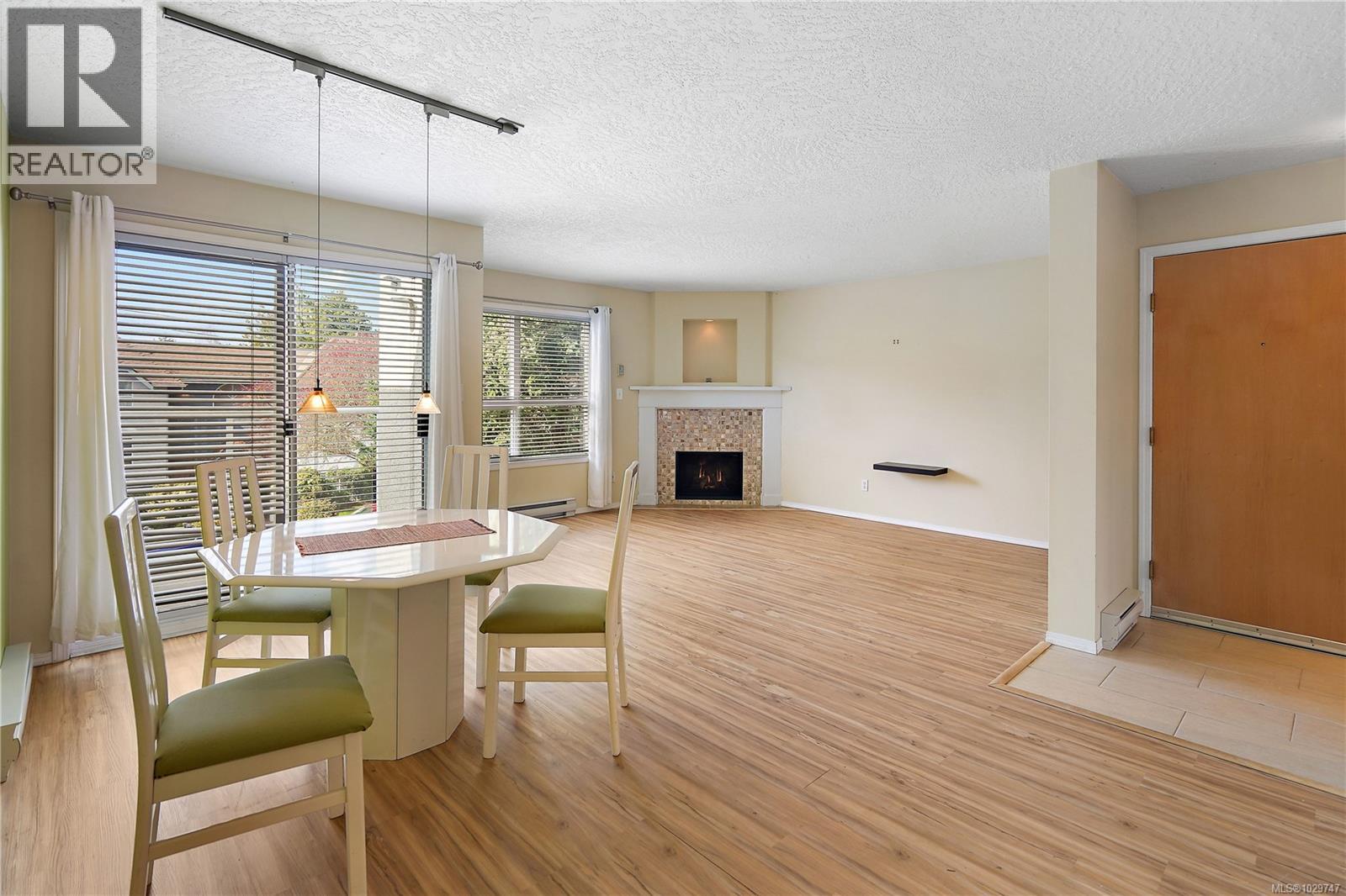 305 9861 Fifth Street, Sidney