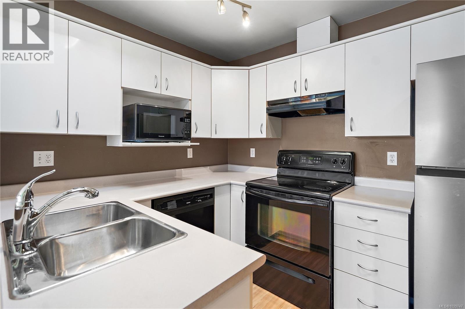 305 9861 Fifth Street, Sidney