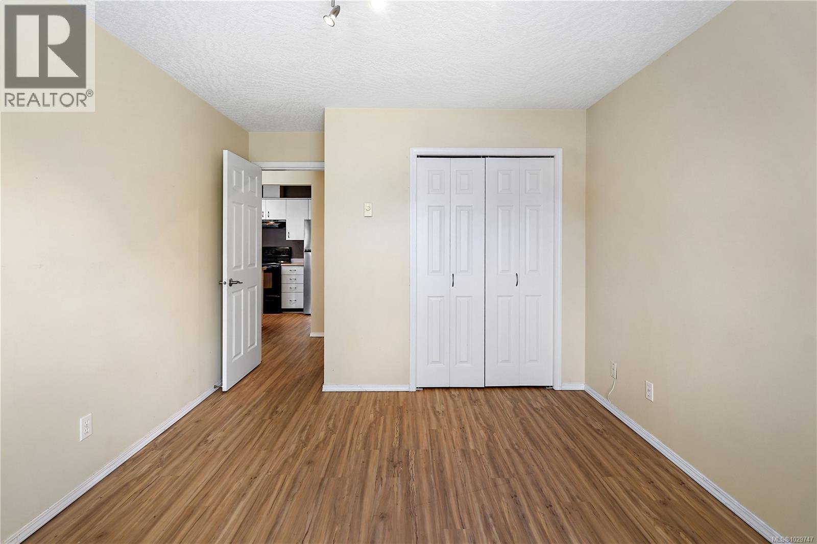 305 9861 Fifth Street, Sidney