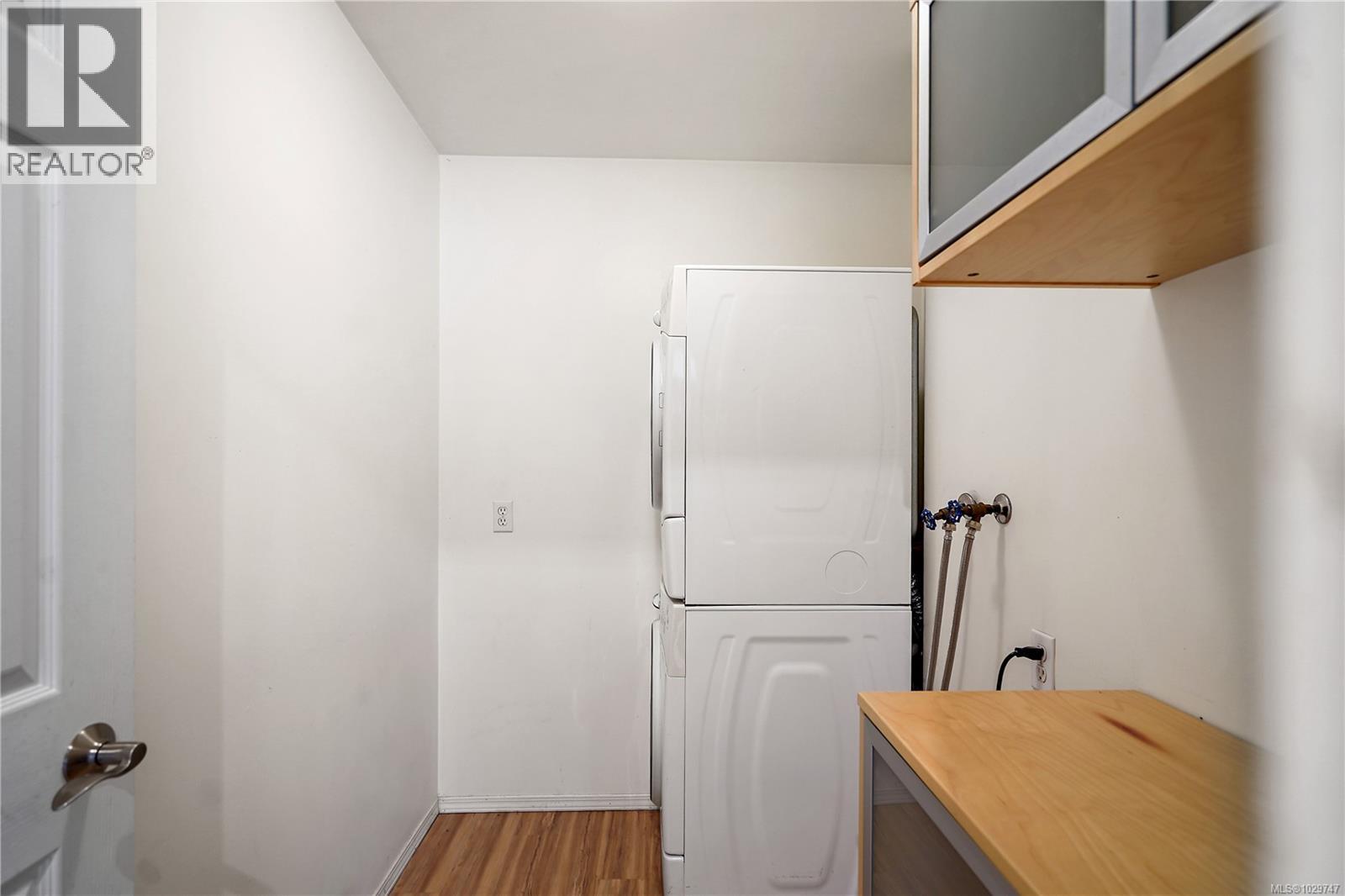 305 9861 Fifth Street, Sidney