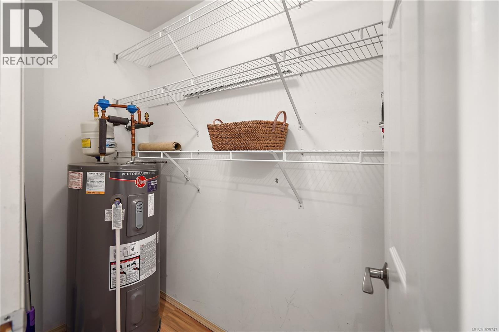 305 9861 Fifth Street, Sidney