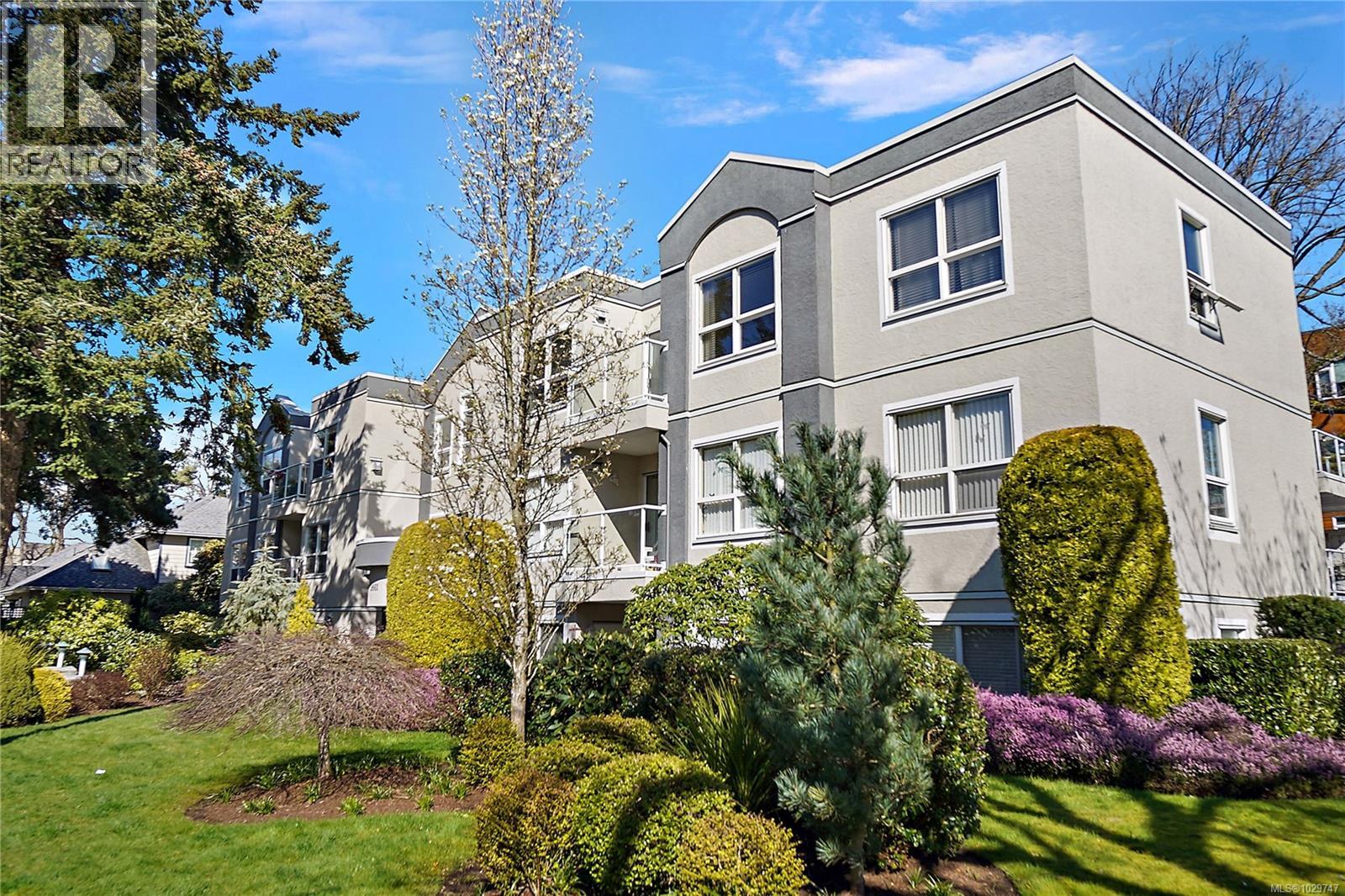 305 9861 Fifth Street, Sidney